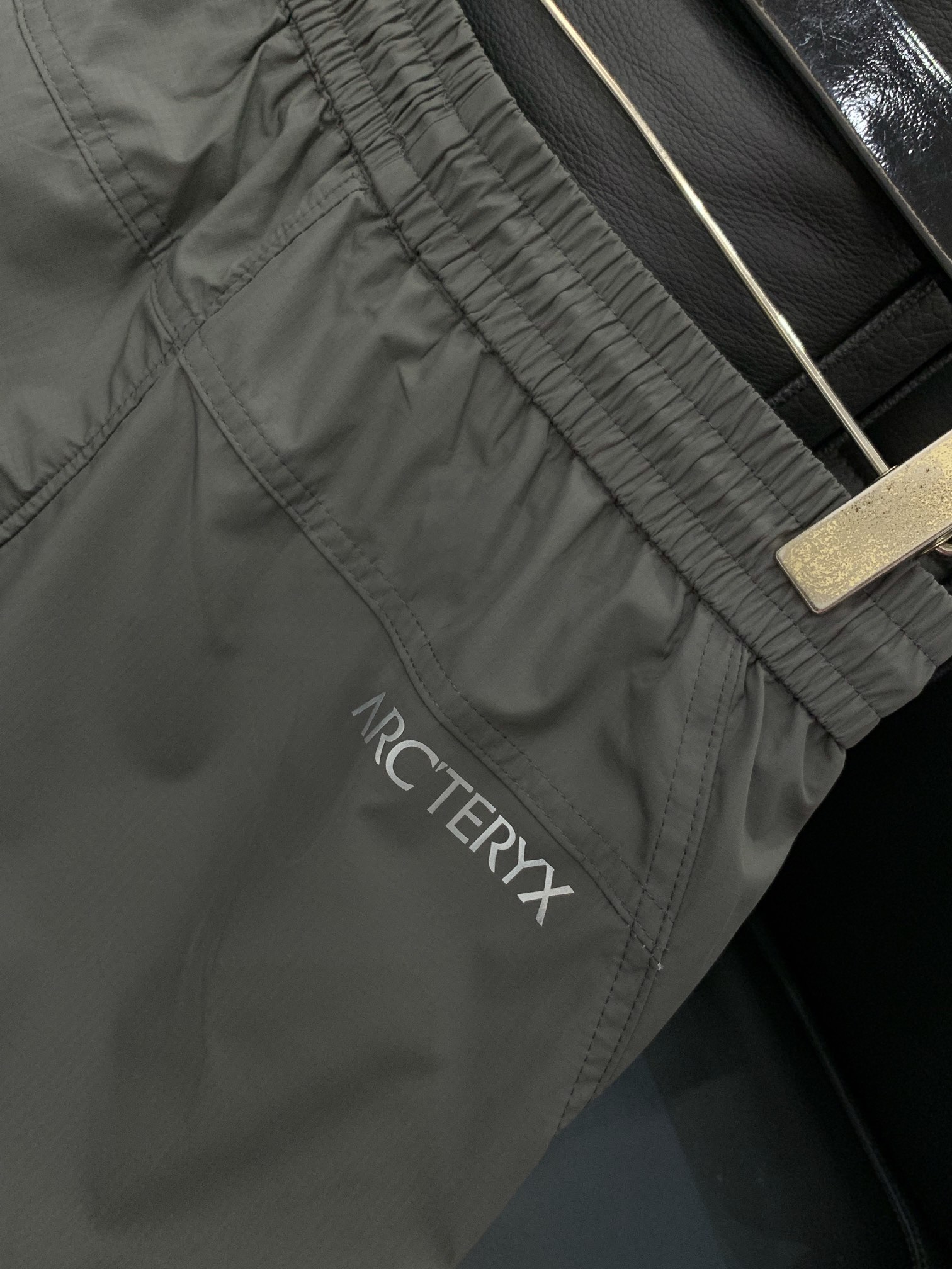 ，ARCTERYX 始祖鸟，2025秋季新品，时尚休闲裤，专柜同步有售，原单狠货，采用进口原版面料，顶级