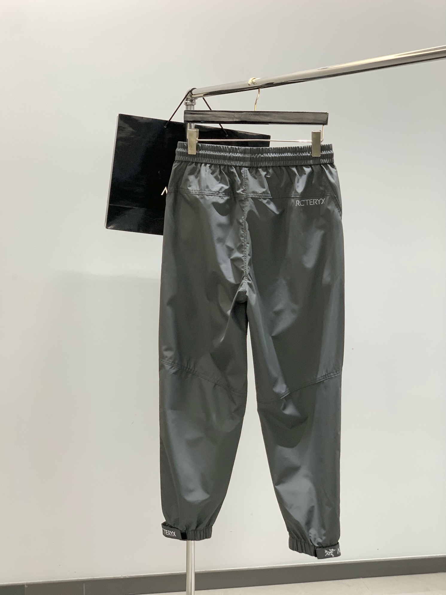 ，ARCTERYX 始祖鸟，2025秋季新品，时尚休闲裤，专柜同步有售，原单狠货，采用进口原版面料，顶级