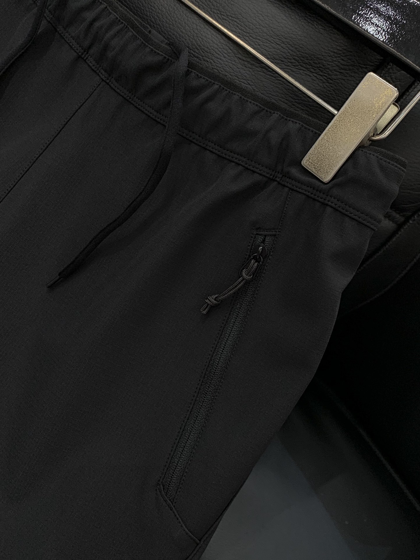 ，ARCTERYX 始祖鸟，2025秋季新品，时尚休闲裤，专柜同步有售，原单狠货，采用进口原版面料，顶级