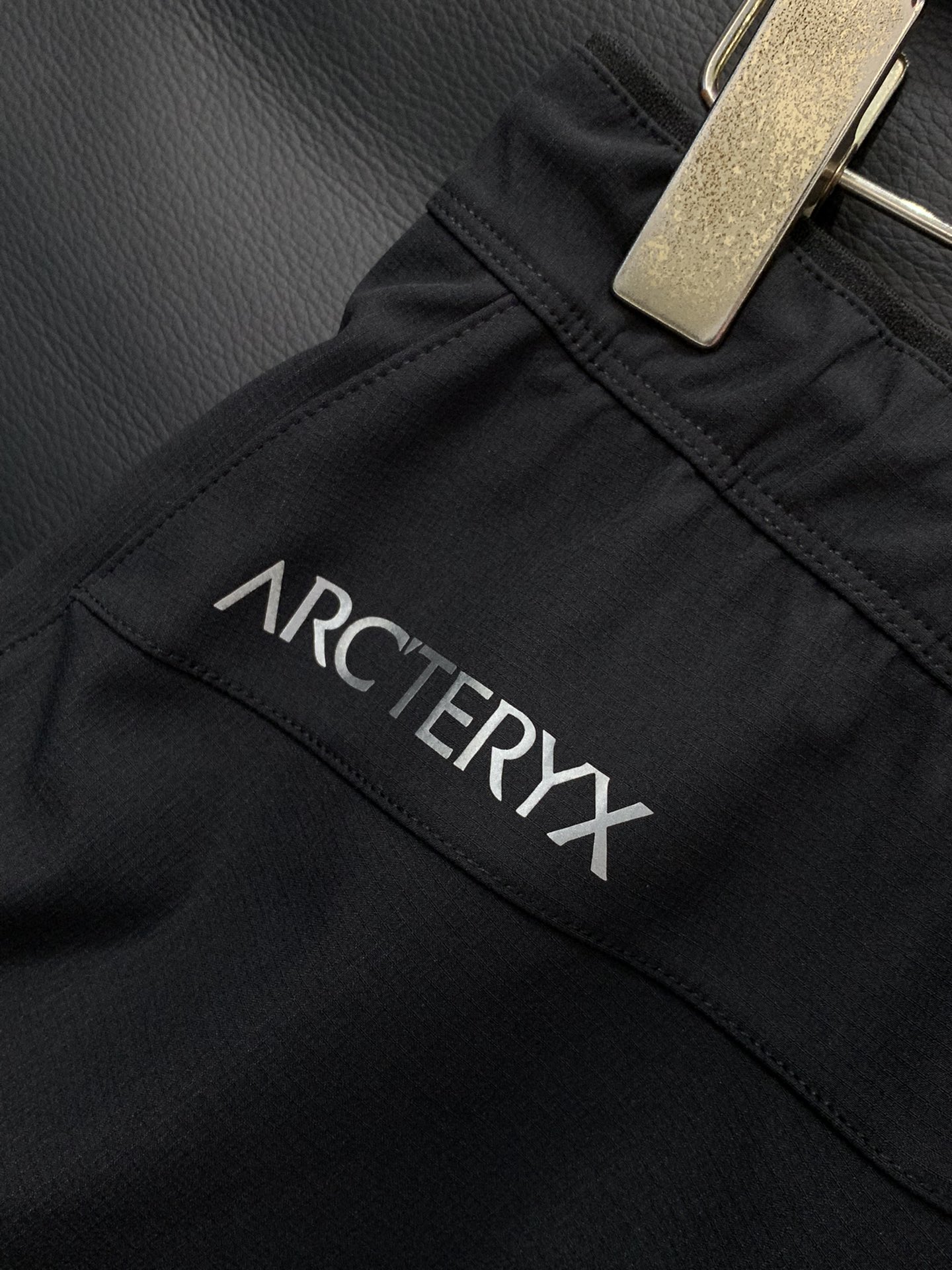 ，ARCTERYX 始祖鸟，2025秋季新品，时尚休闲裤，专柜同步有售，原单狠货，采用进口原版面料，顶级