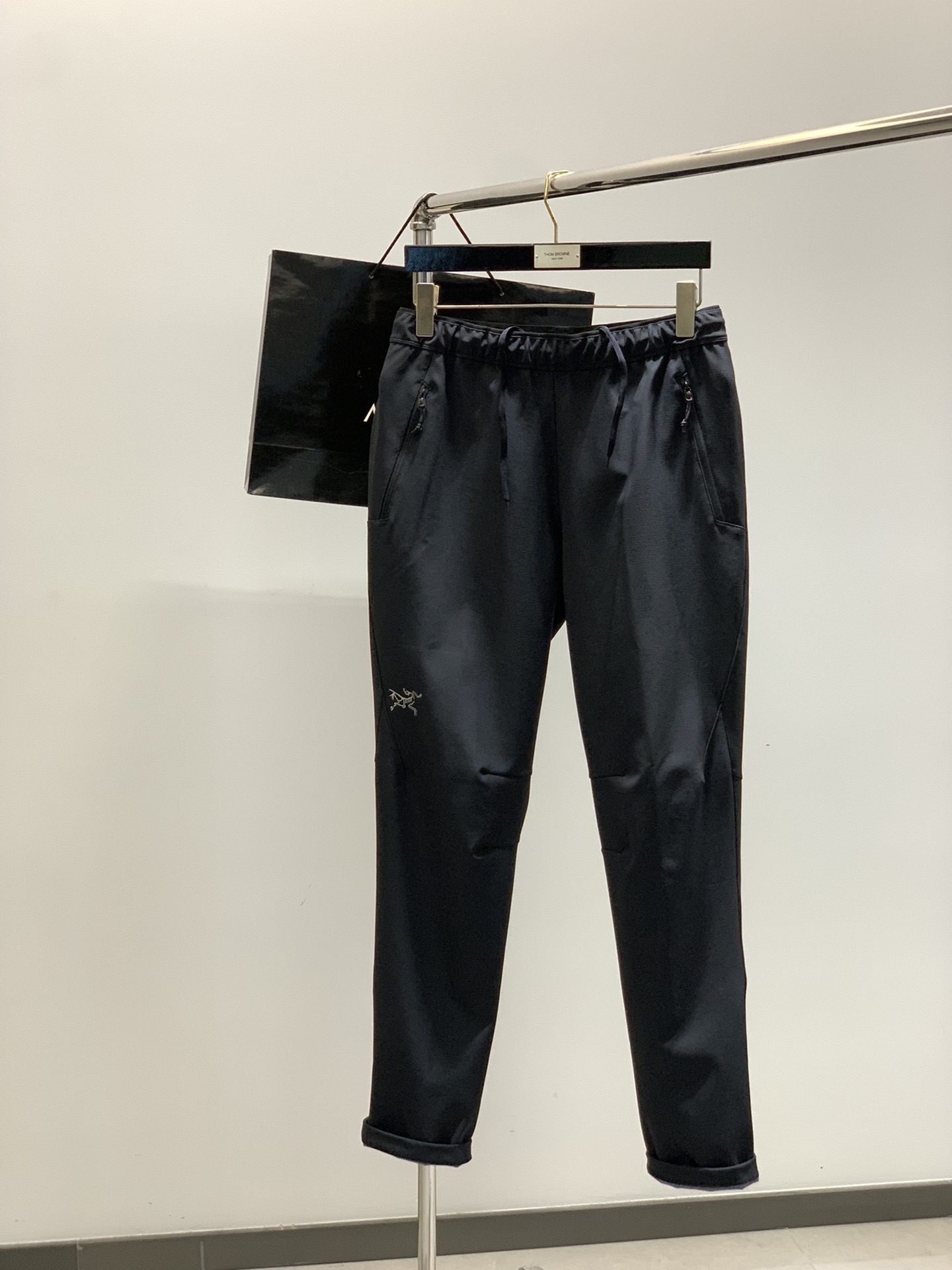 ，ARCTERYX 始祖鸟，2025秋季新品，时尚休闲裤，专柜同步有售，原单狠货，采用进口原版面料，顶级