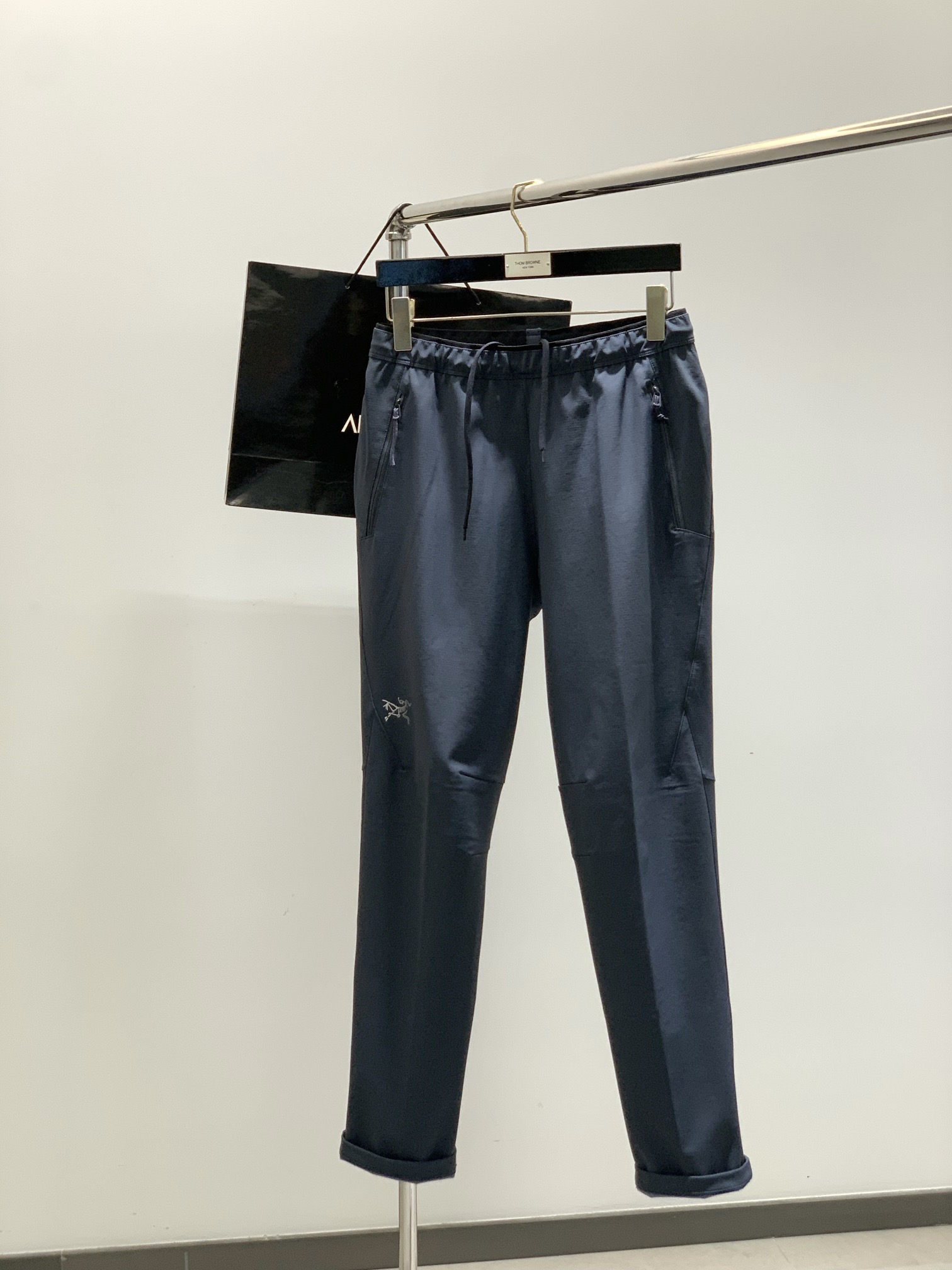 ，ARCTERYX 始祖鸟，2025秋季新品，时尚休闲裤，专柜同步有售，原单狠货，采用进口原版面料，顶级