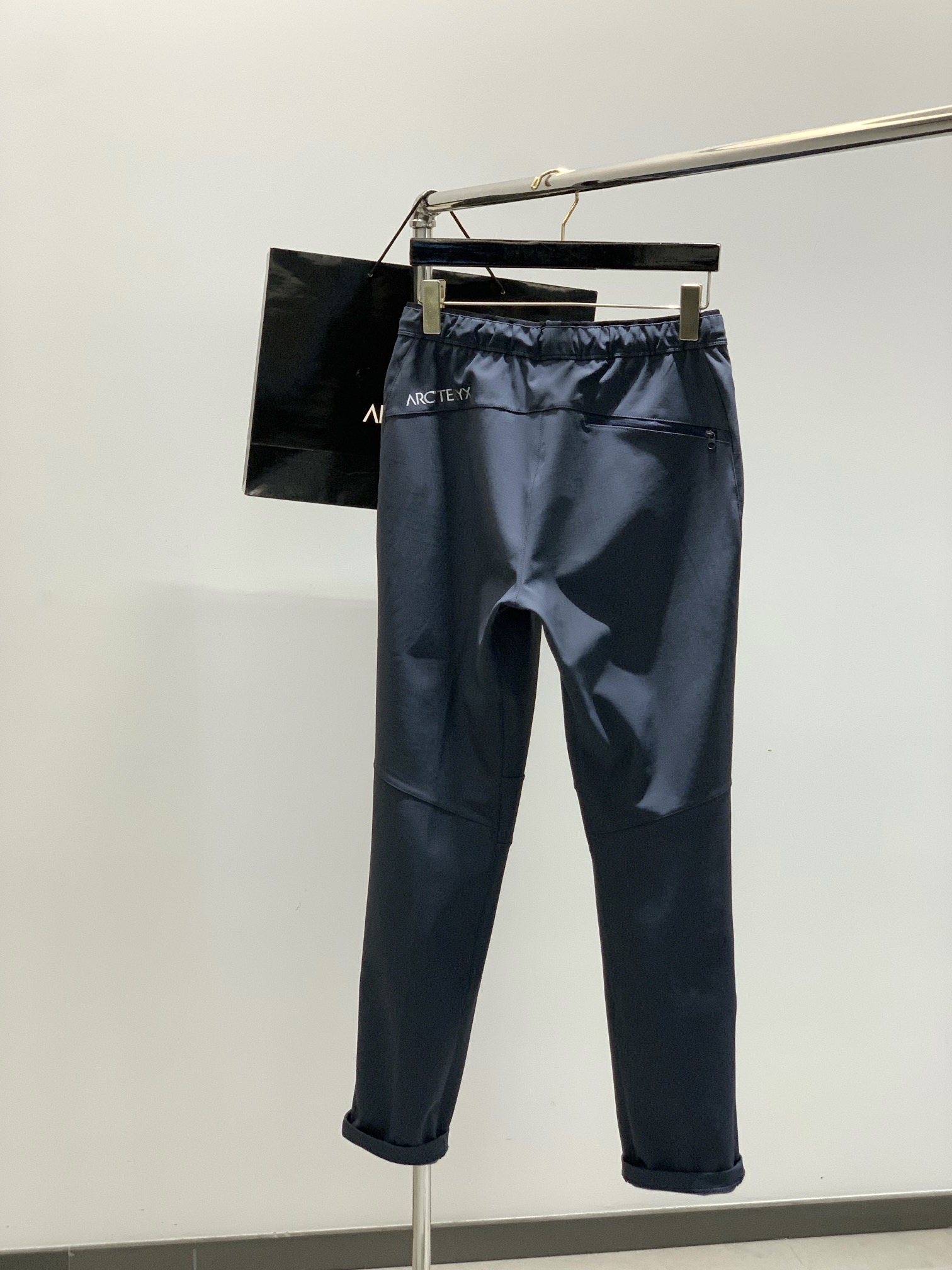 ，ARCTERYX 始祖鸟，2025秋季新品，时尚休闲裤，专柜同步有售，原单狠货，采用进口原版面料，顶级