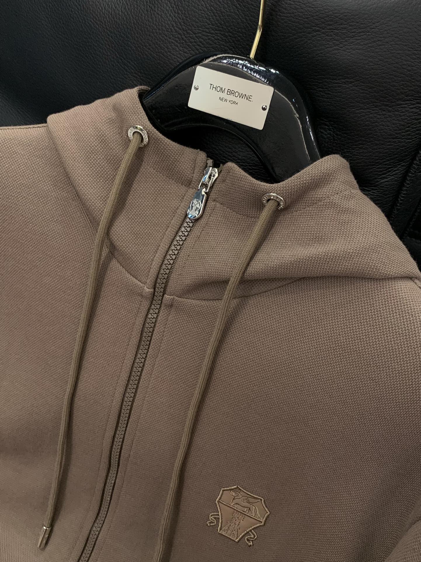 衣服 意大利神狮，时尚品牌，2025秋季新品，时尚休闲套装，专柜同步有售，原单狠货，采用进口原版面料，独