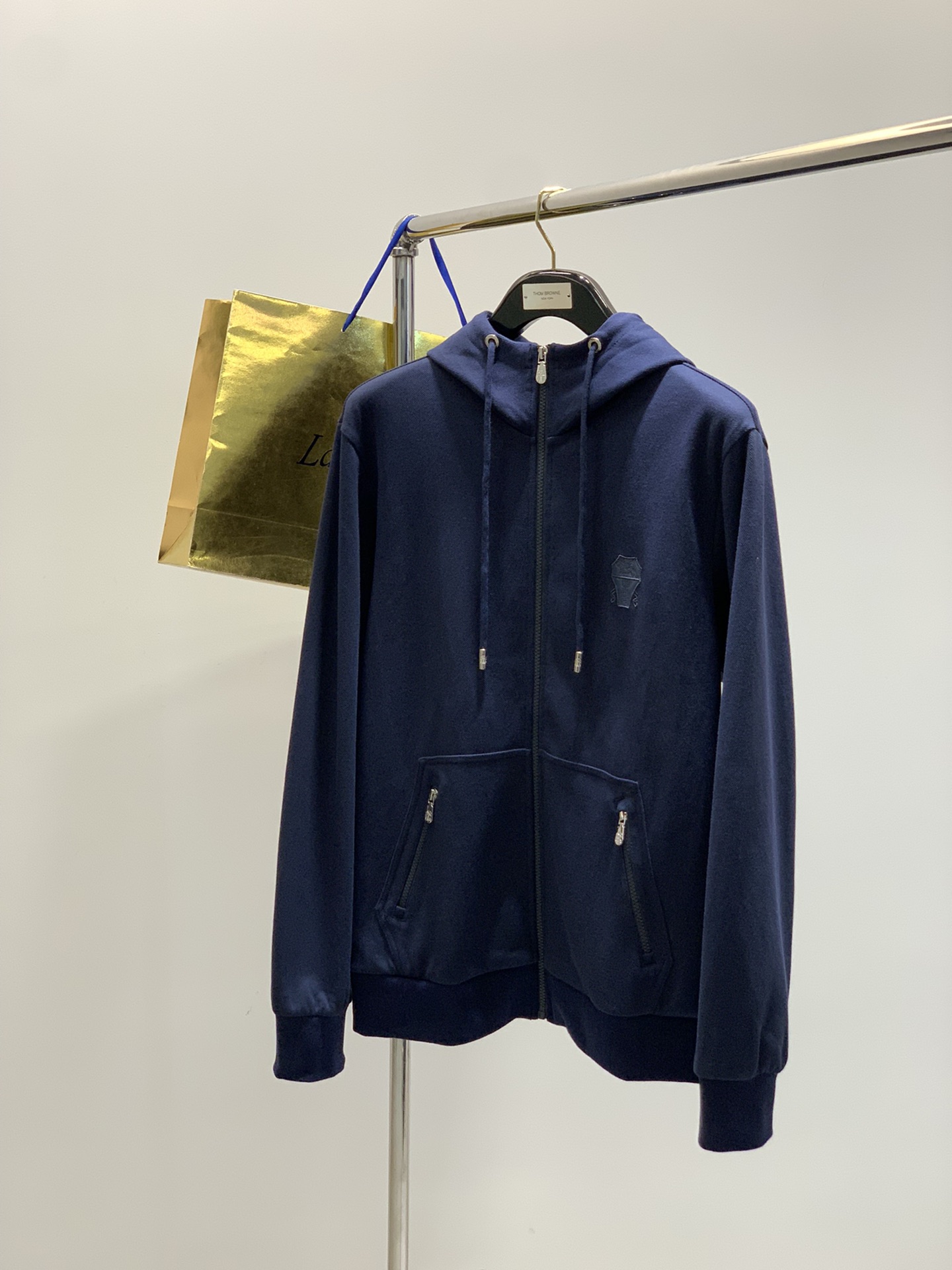 衣服意大利神狮，时尚品牌，2025秋季新品，时尚休闲套装，专柜同步有售，原单狠货，采用进口原版面料，独特
