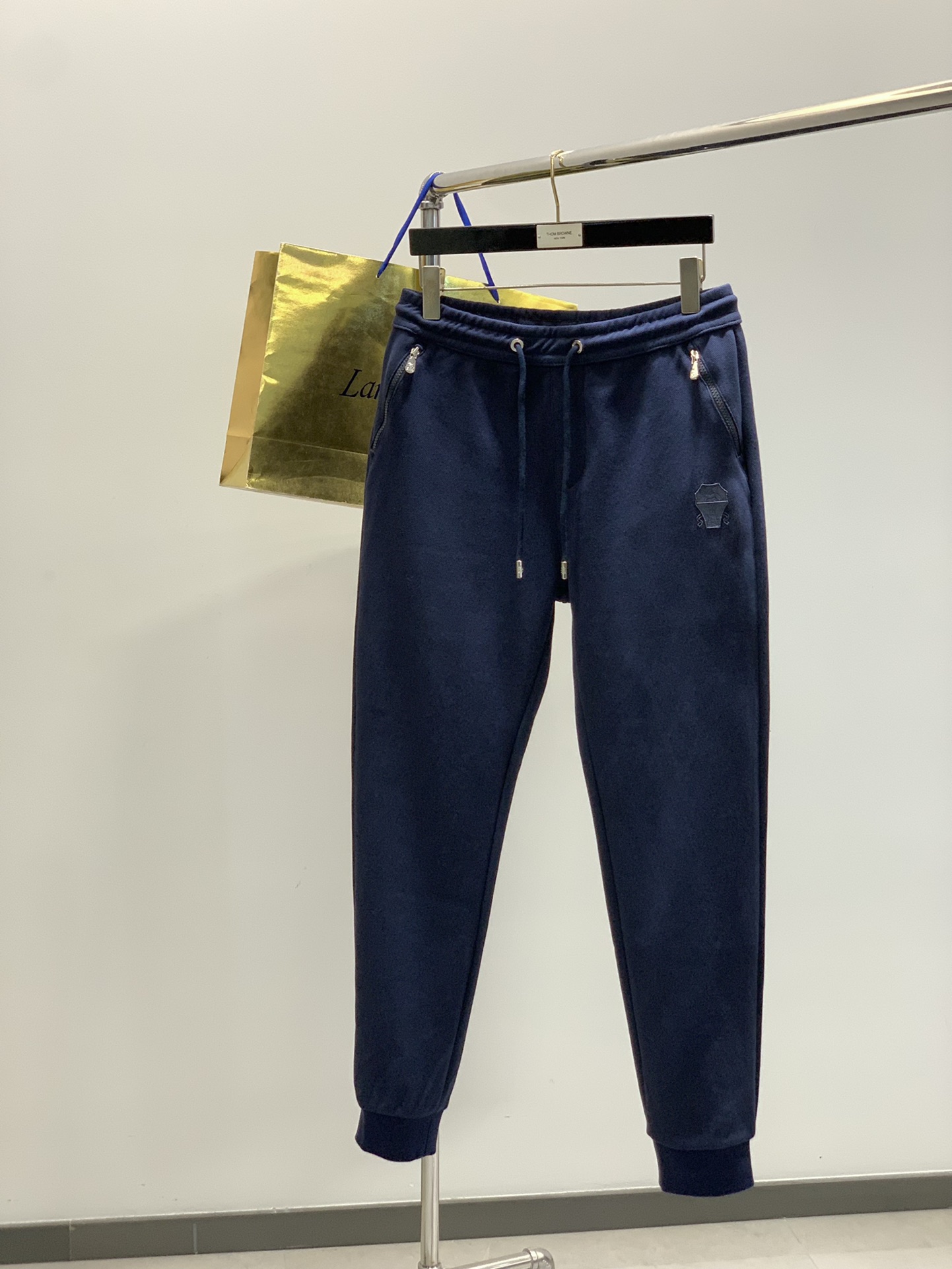 NO:599772,Clothes, pants, Italian Lion, fashion brand, new autumn products, fashionable casual suits, available at counters, original goods, imported original fabrics, unique design, elegant and high-end color matching, remarkable interior details, top embroidery process pattern logo, original hardware accessories decoration, extremely high grade, comfortable and breathable, handsome upper body, 3 colors recommended, size M-3XL,, alexander wang19860909衣服,裤子,意大利神狮,时尚品牌,秋季新品,时尚休闲套装,专柜同步有售,原单狠货,采用进口原版面料,独特设计,配色高雅高级,内里细节可圈可点,顶刺绣工艺图案logo,原版五金辅料装饰,档次极高,舒适透气,上身帅气,3色推荐,码数M-3XL,,alexander wang,Men's clothing