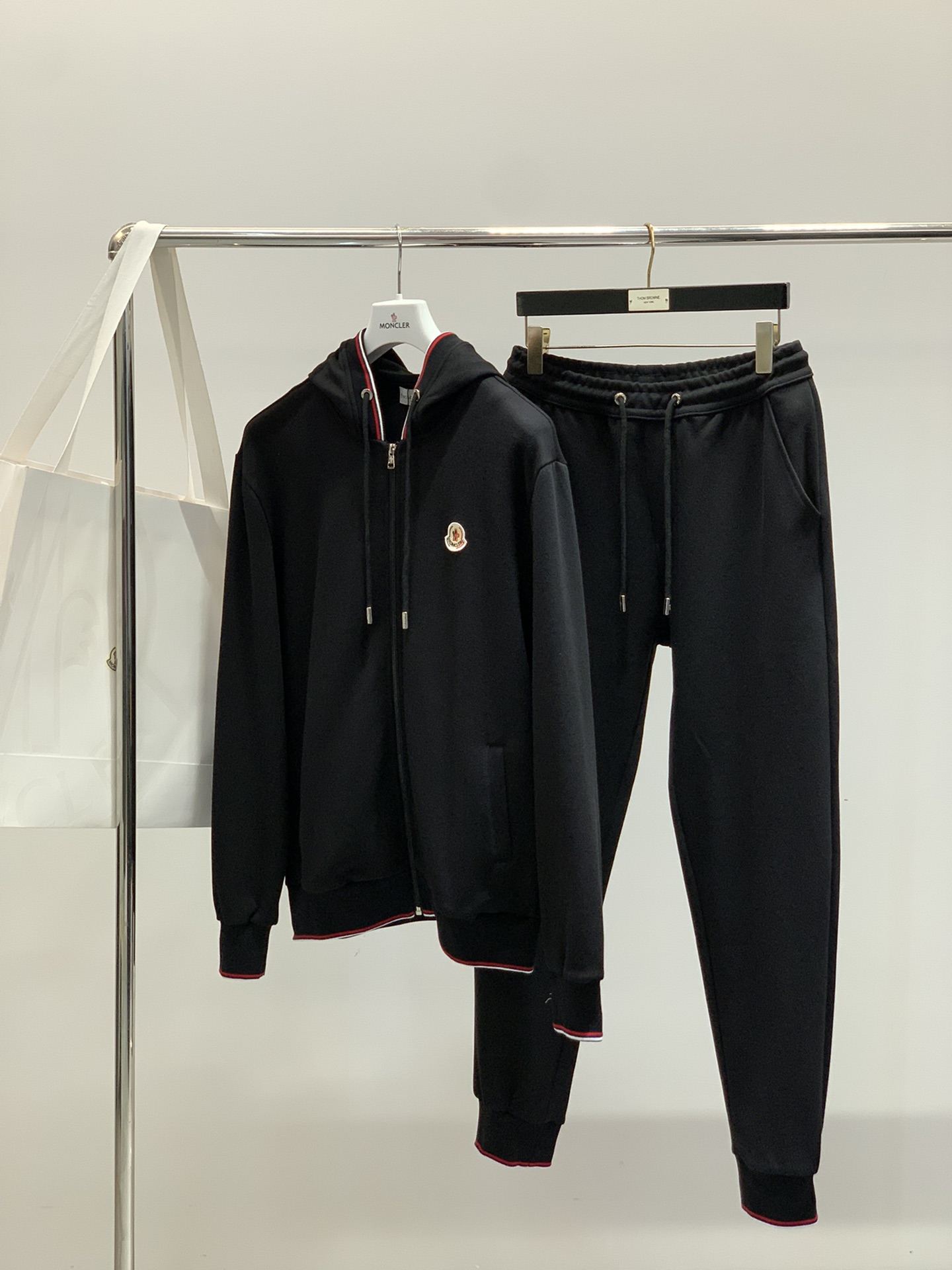 衣服 Moncler 蒙口，2025秋季最新品，专柜同步有售，原单狠货，时尚休闲套装，上身舒适！吸睛而有