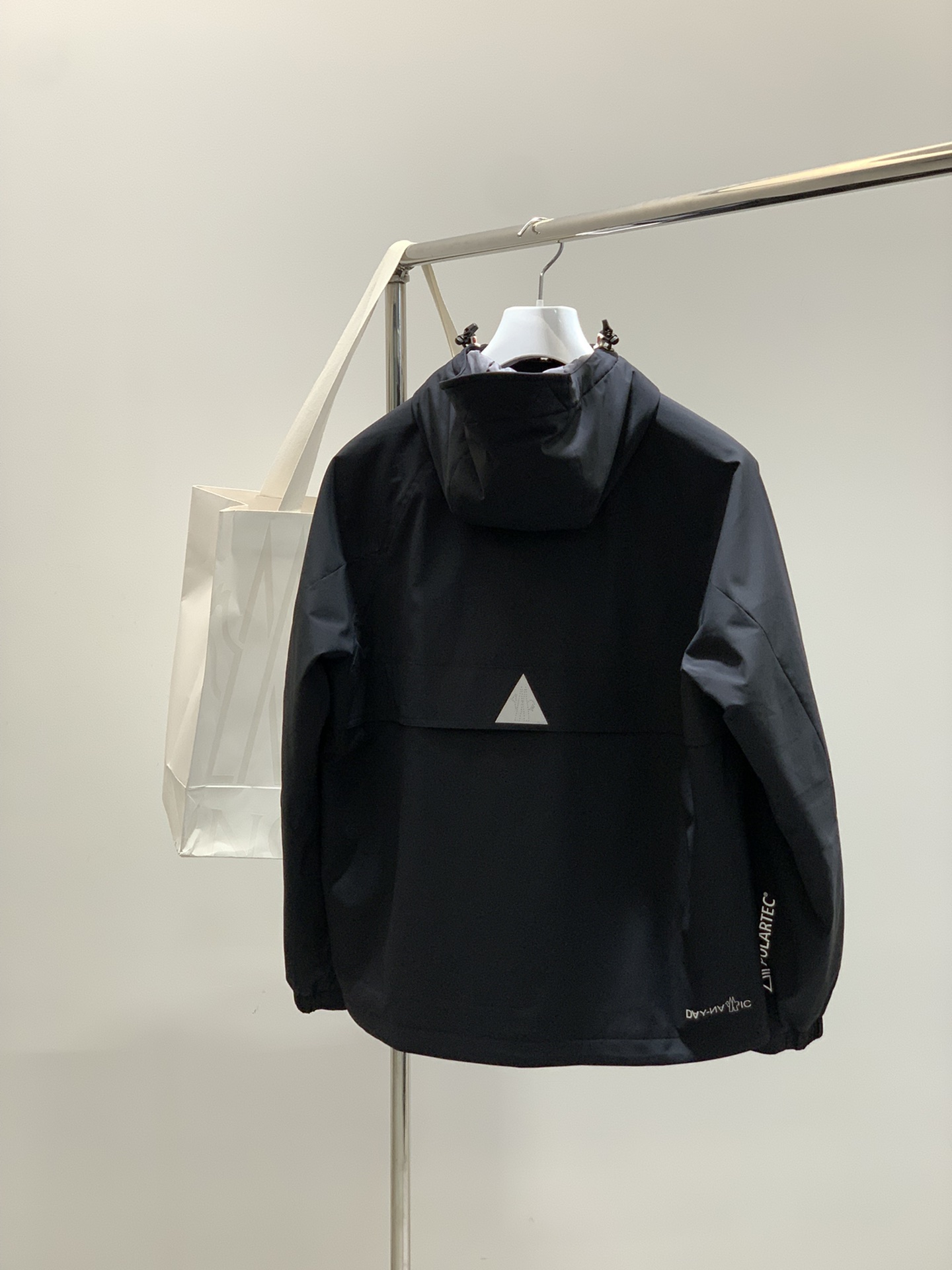 ，Moncler 蒙口，2025秋冬最新品，专柜同步有售，原单狠货，时尚休闲➕薄棉连帽外套，上身舒适！吸