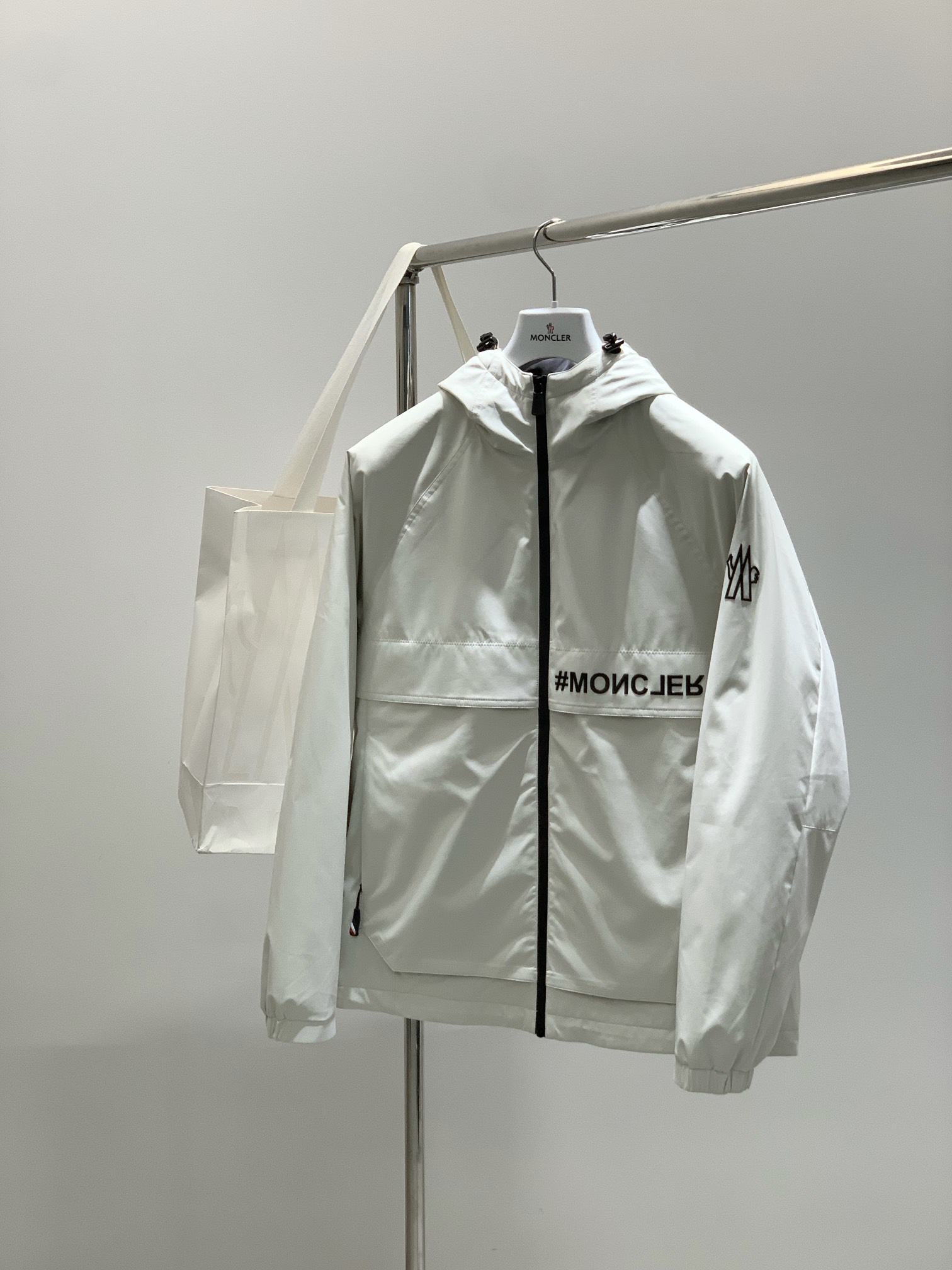 ，Moncler 蒙口，2025秋冬最新品，专柜同步有售，原单狠货，时尚休闲➕薄棉连帽外套，上身舒适！吸