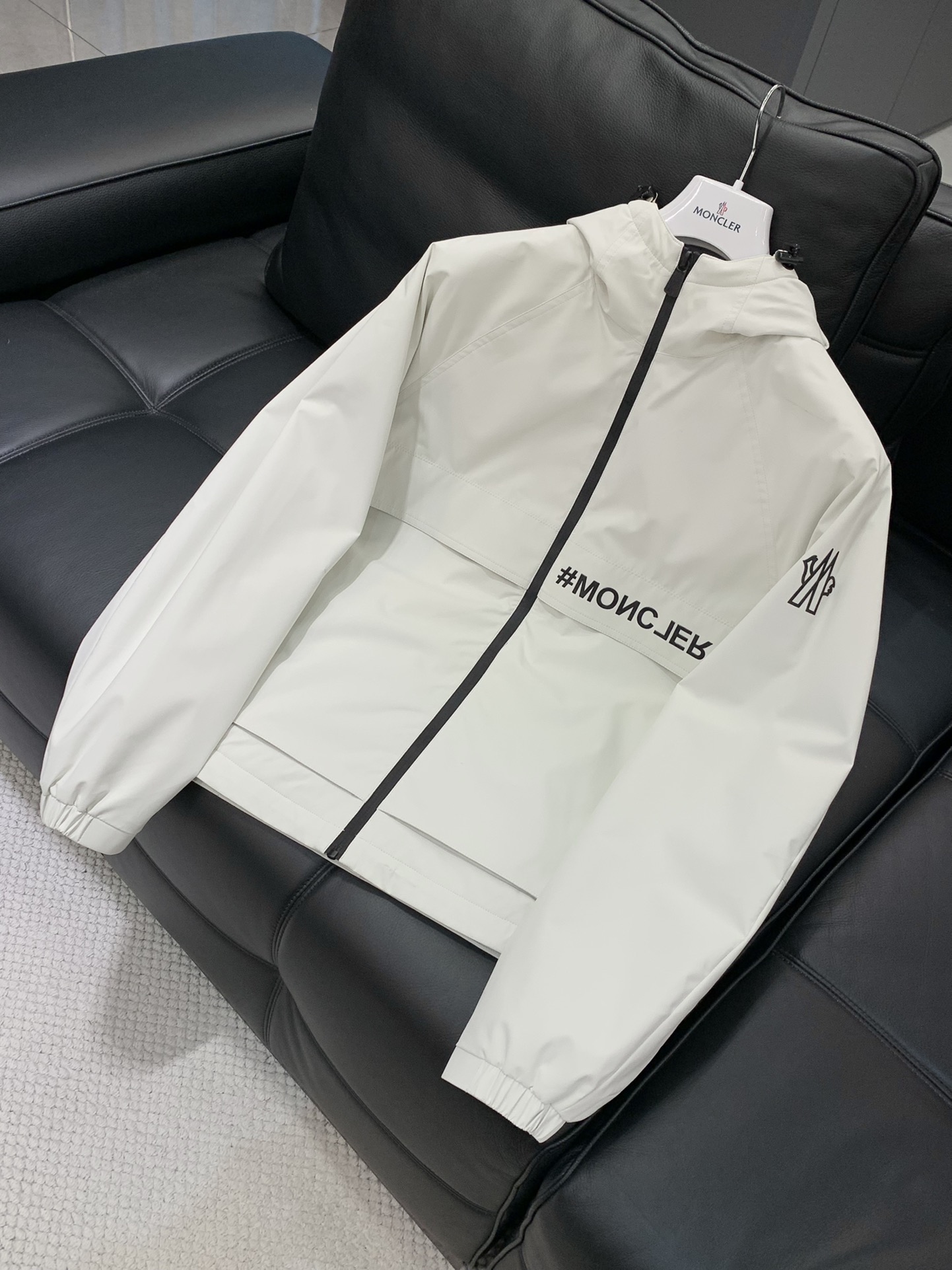 ，Moncler 蒙口，2025秋冬最新品，专柜同步有售，原单狠货，时尚休闲➕薄棉连帽外套，上身舒适！吸