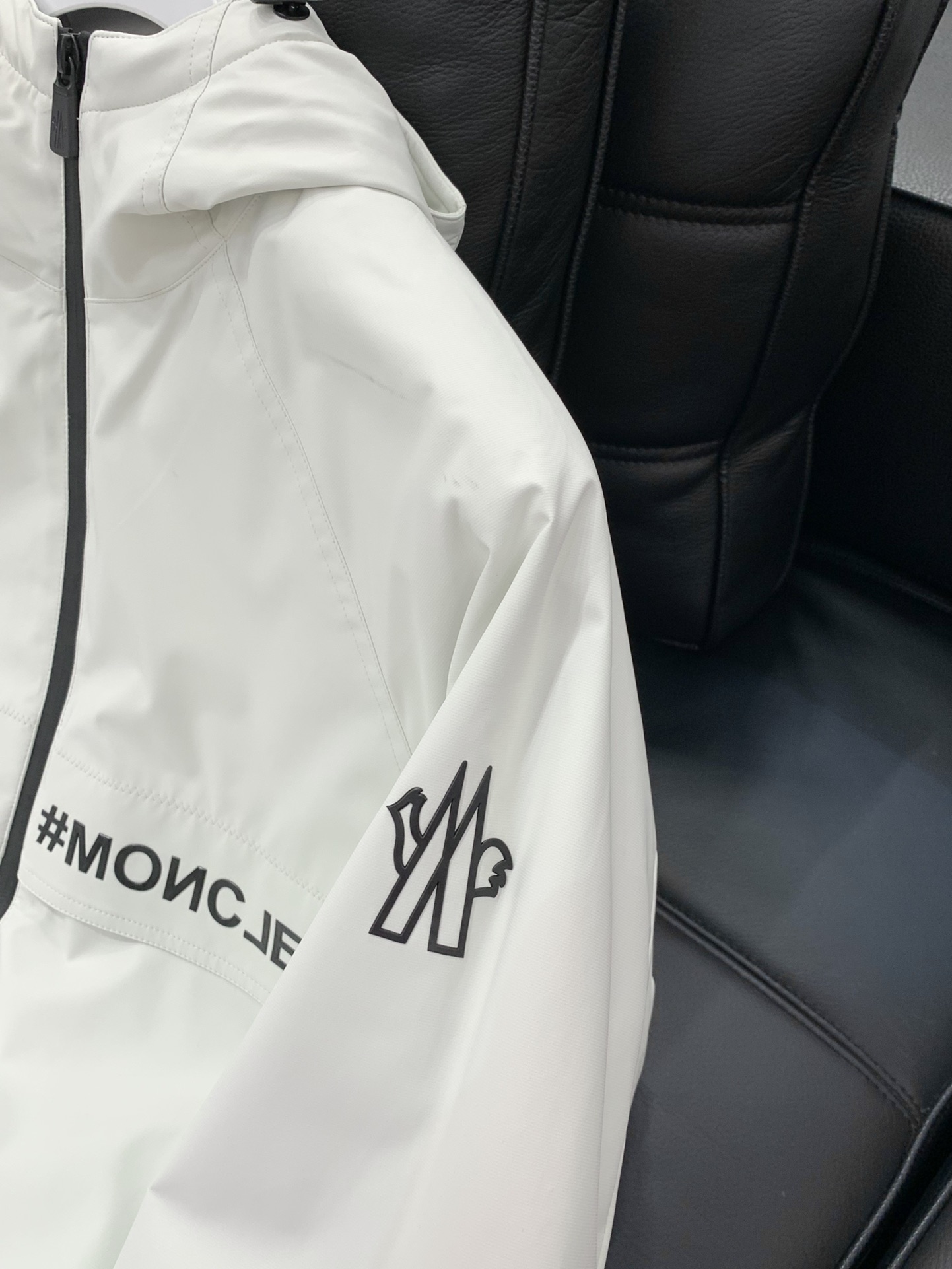 ，Moncler 蒙口，2025秋冬最新品，专柜同步有售，原单狠货，时尚休闲➕薄棉连帽外套，上身舒适！吸