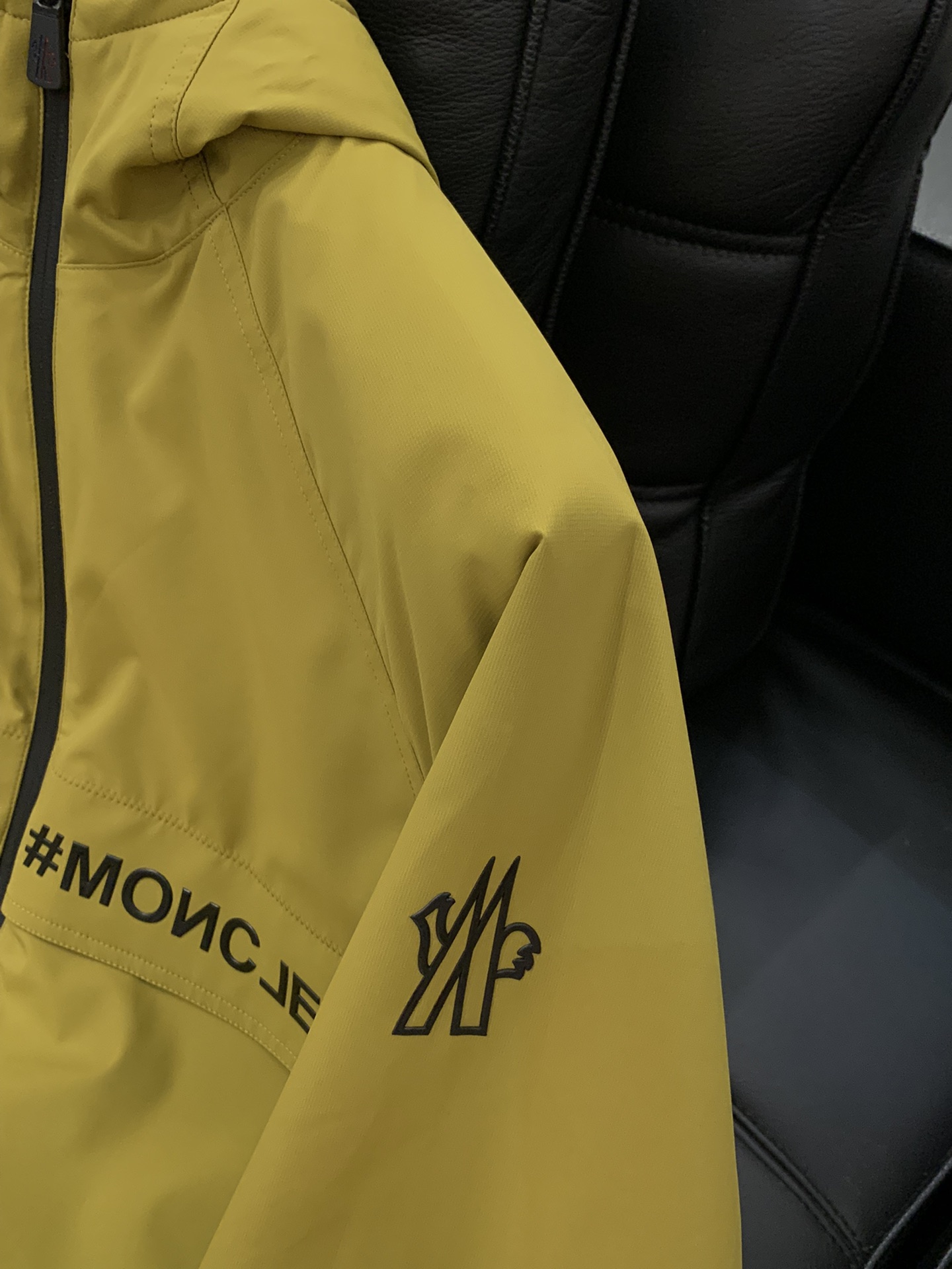 ，Moncler 蒙口，2025秋冬最新品，专柜同步有售，原单狠货，时尚休闲➕薄棉连帽外套，上身舒适！吸