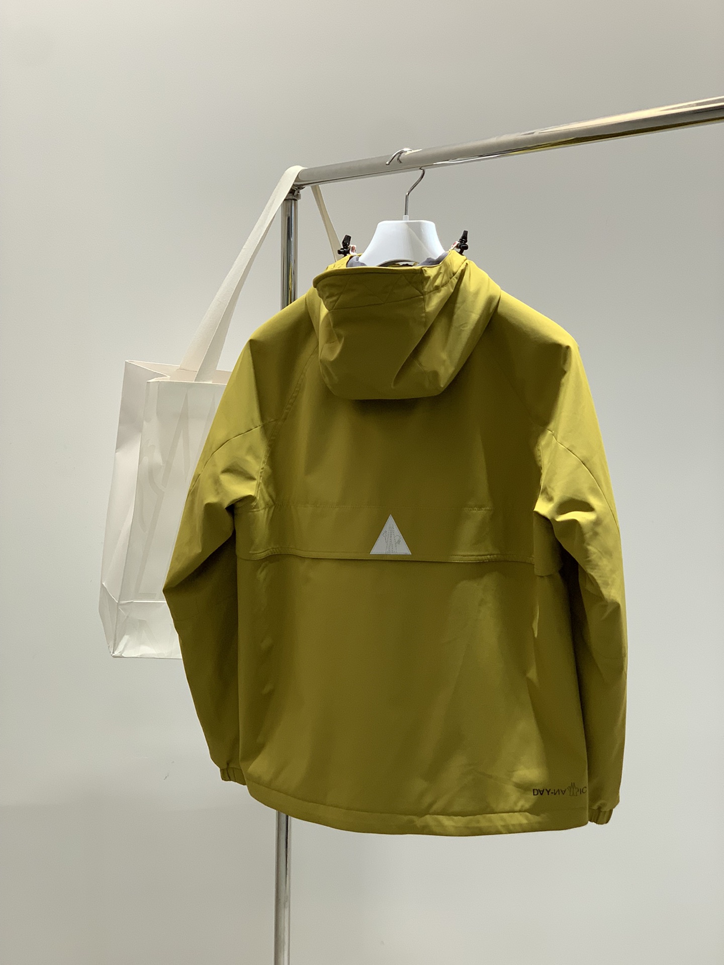 ，Moncler 蒙口，2025秋冬最新品，专柜同步有售，原单狠货，时尚休闲➕薄棉连帽外套，上身舒适！吸