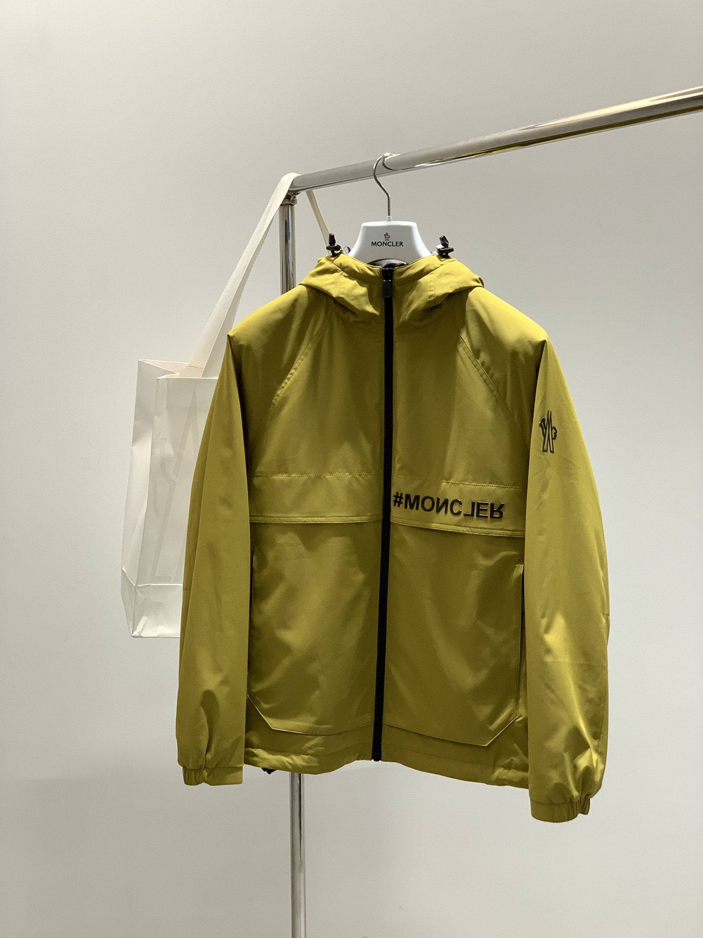 ，Moncler 蒙口，2025秋冬最新品，专柜同步有售，原单狠货，时尚休闲➕薄棉连帽外套，上身舒适！吸