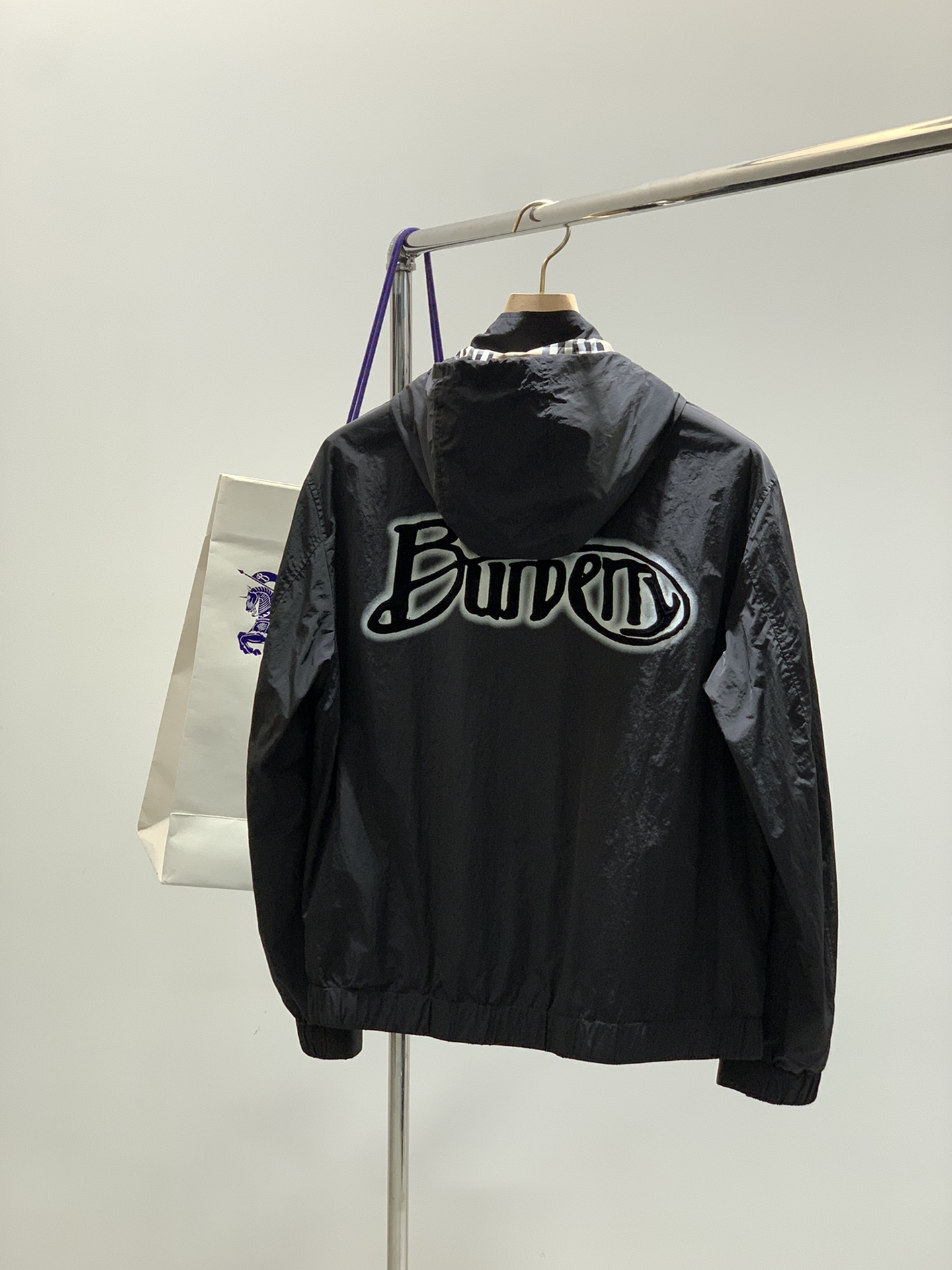 ，Burberry 巴宝莉，2025秋季最新品，专柜同步有售，原单狠货，时尚休闲连帽外套，进口原版面料，