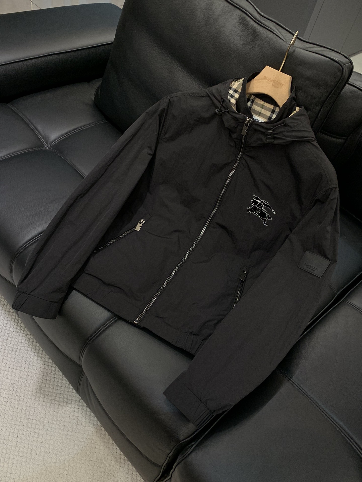 ，Burberry 巴宝莉，2025秋季最新品，专柜同步有售，原单狠货，时尚休闲连帽外套，进口原版面料，