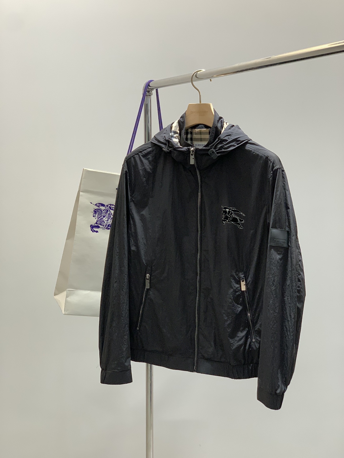 ，Burberry 巴宝莉，2025秋季最新品，专柜同步有售，原单狠货，时尚休闲连帽外套，进口原版面料，