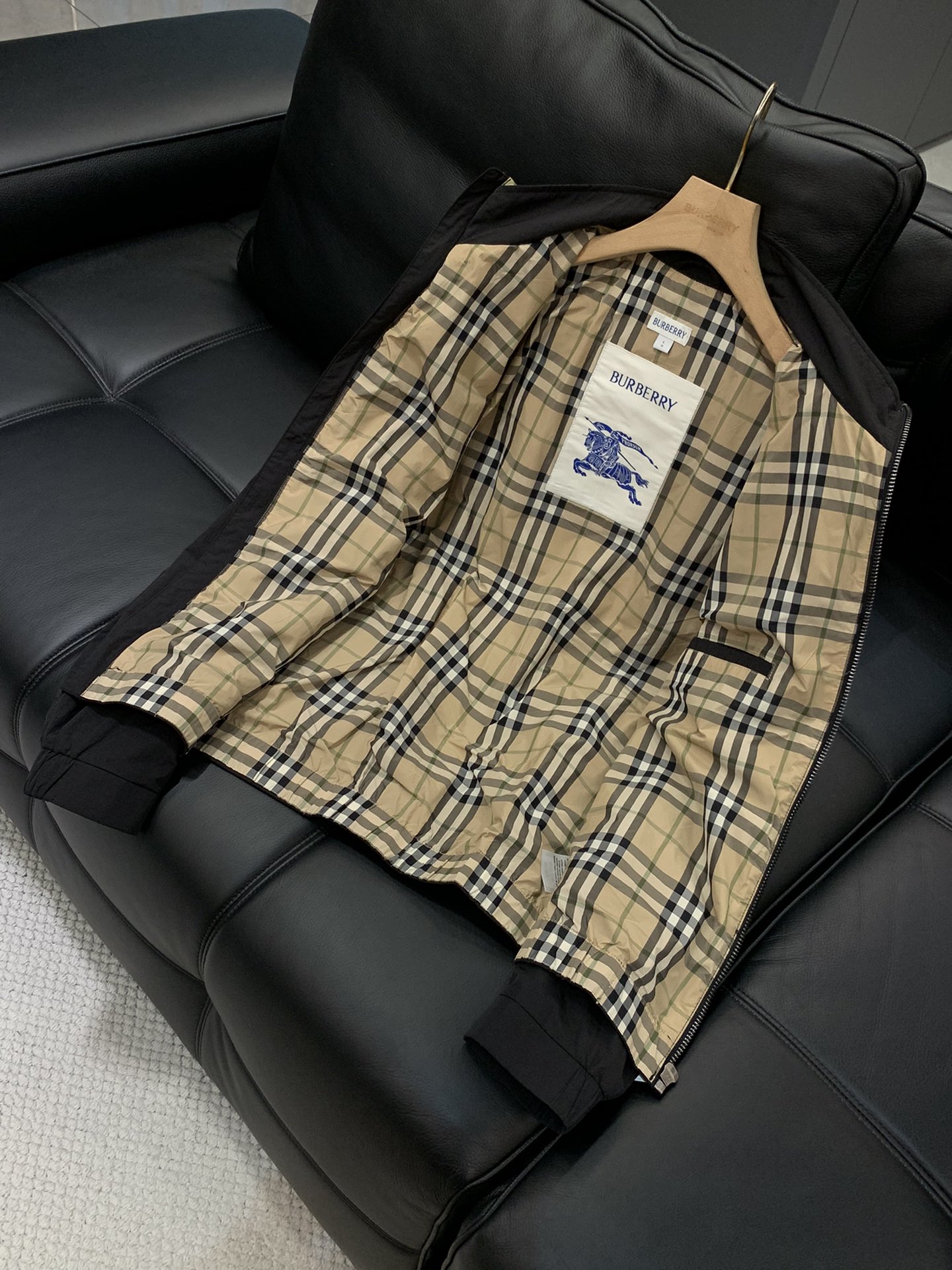 ，Burberry 巴宝莉，2025秋季最新品，专柜同步有售，原单狠货，时尚休闲连帽外套，进口原版面料，