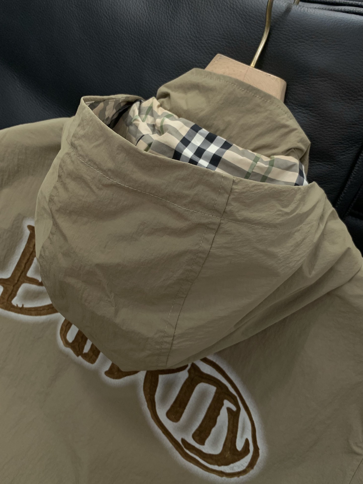 ，Burberry 巴宝莉，2025秋季最新品，专柜同步有售，原单狠货，时尚休闲连帽外套，进口原版面料，
