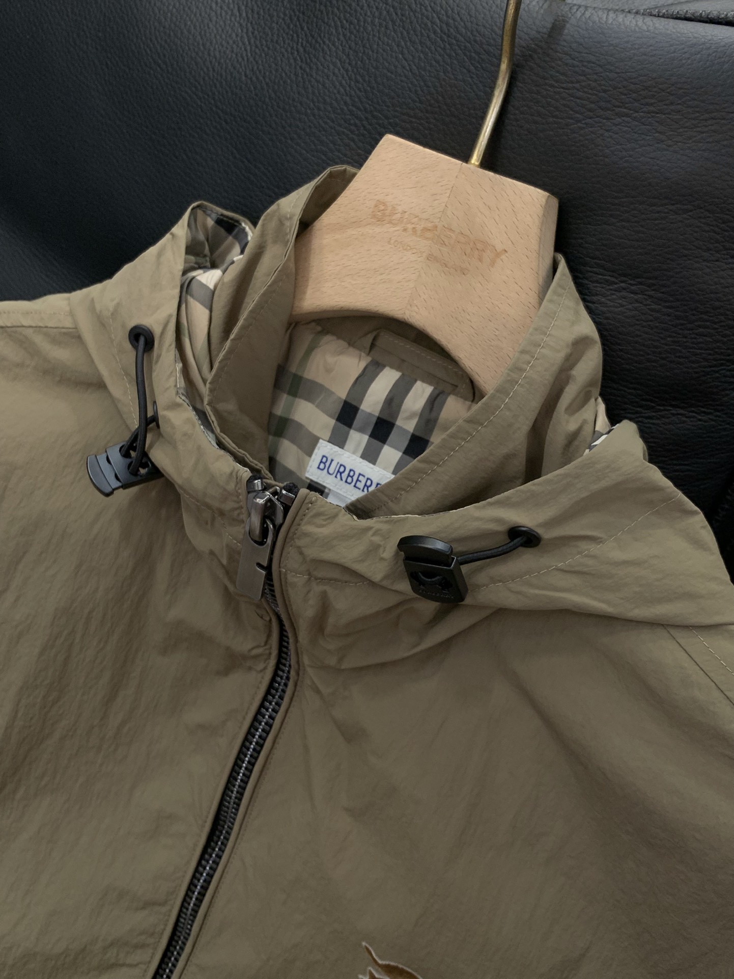 ，Burberry 巴宝莉，2025秋季最新品，专柜同步有售，原单狠货，时尚休闲连帽外套，进口原版面料，