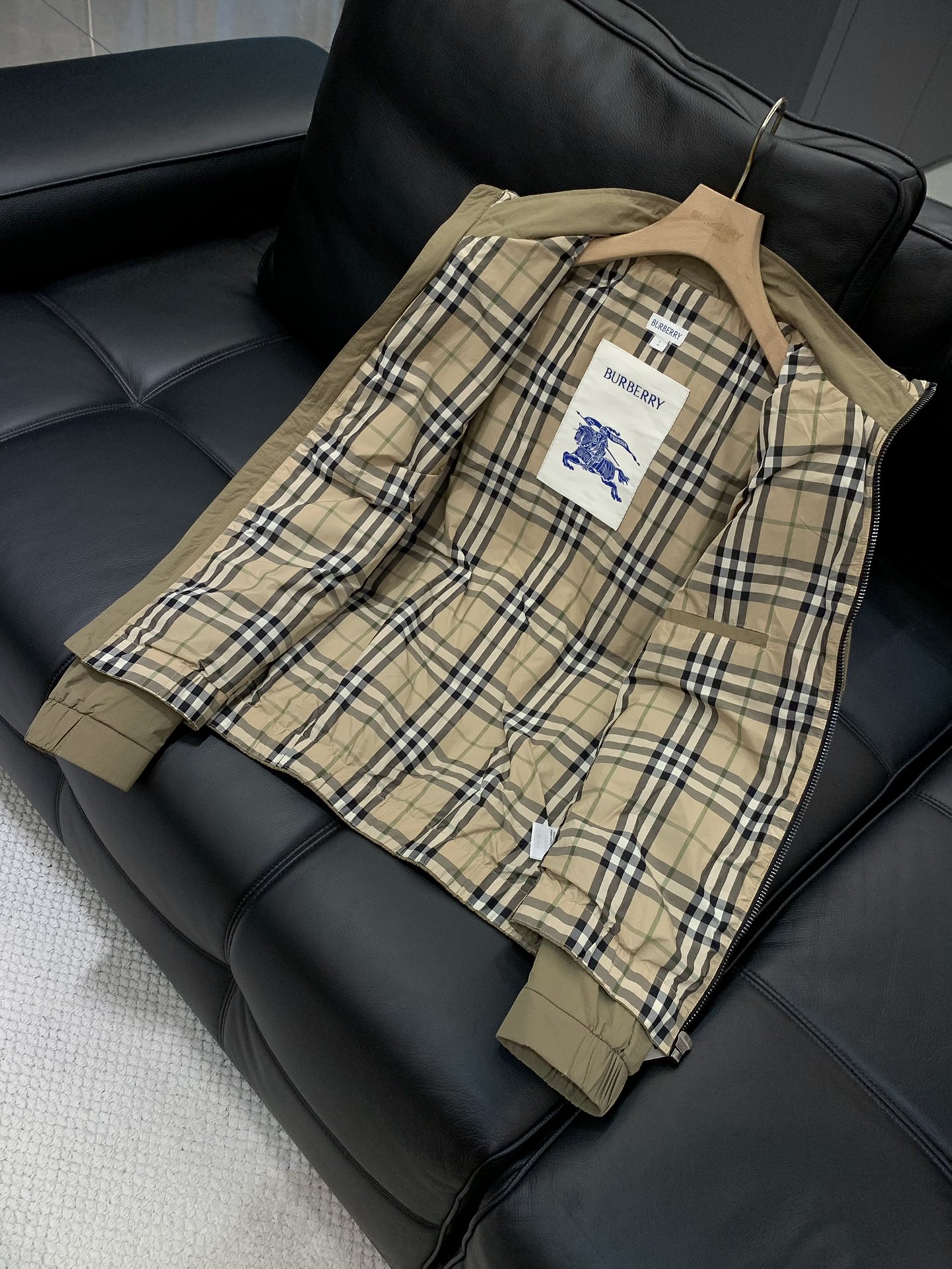 ，Burberry 巴宝莉，2025秋季最新品，专柜同步有售，原单狠货，时尚休闲连帽外套，进口原版面料，