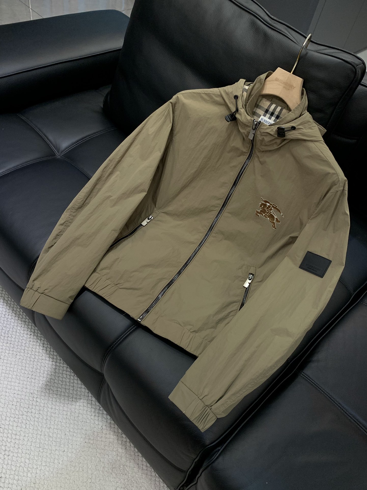 ，Burberry 巴宝莉，2025秋季最新品，专柜同步有售，原单狠货，时尚休闲连帽外套，进口原版面料，