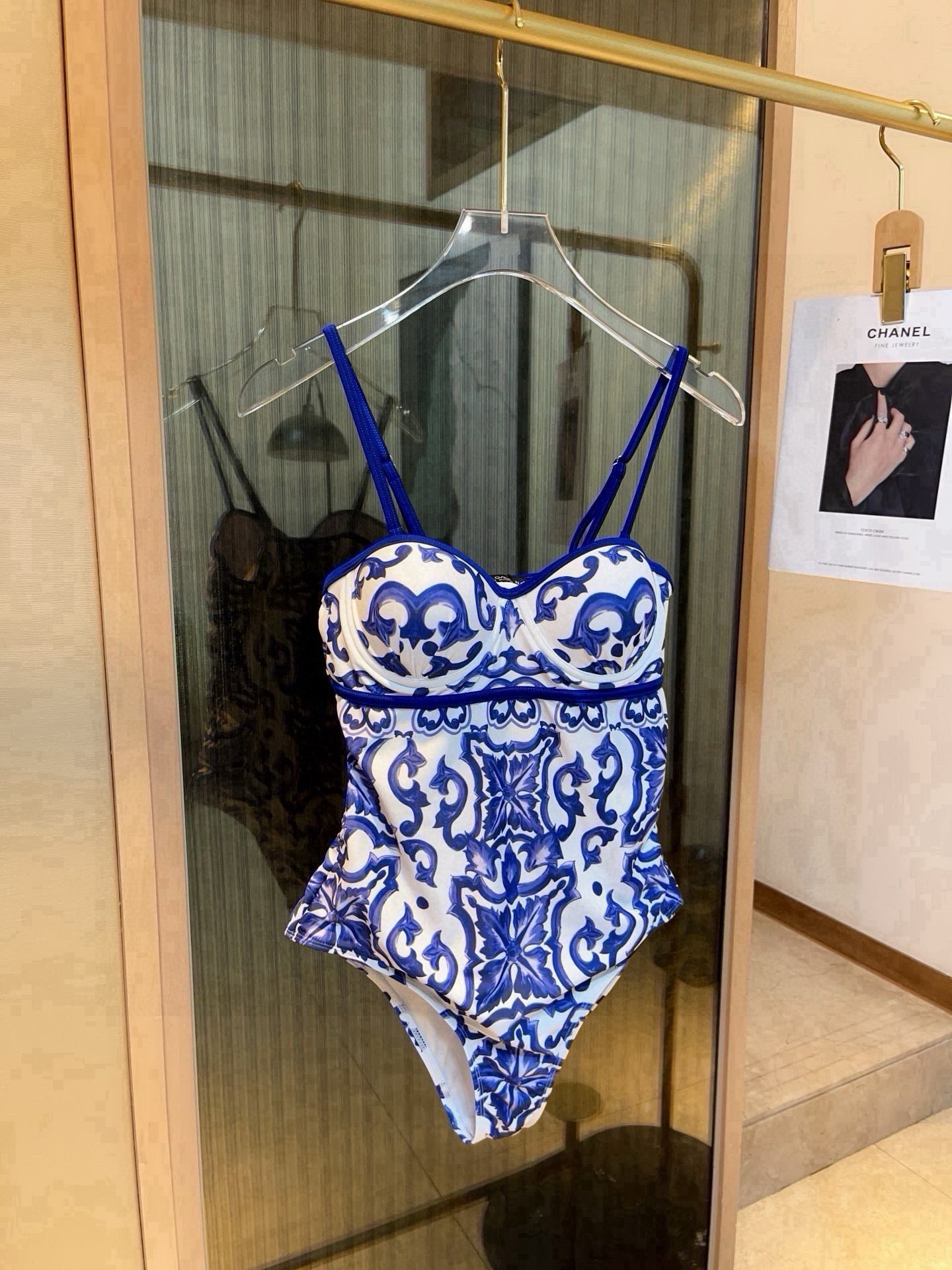 NO:377638,DG's new one-piece swimsuit, which slimmes your waist and makes your legs look longer!  Very nice You can usually wear jeans and shorts as a onesie!  SM L swimsuit swimsuit bikini, swimsuit, swimming trunk, bikini, shorts, jeans, swimsuits, bikinis19860909DG新款连体泳衣,收腰显瘦显腿长！超nice 平时可以配牛仔裤、短裤当连体衣穿！ SM L泳衣泳裤比基尼,泳衣，泳裤，比基尼,shorts,jeans,swimsuits,bikinis,accessory