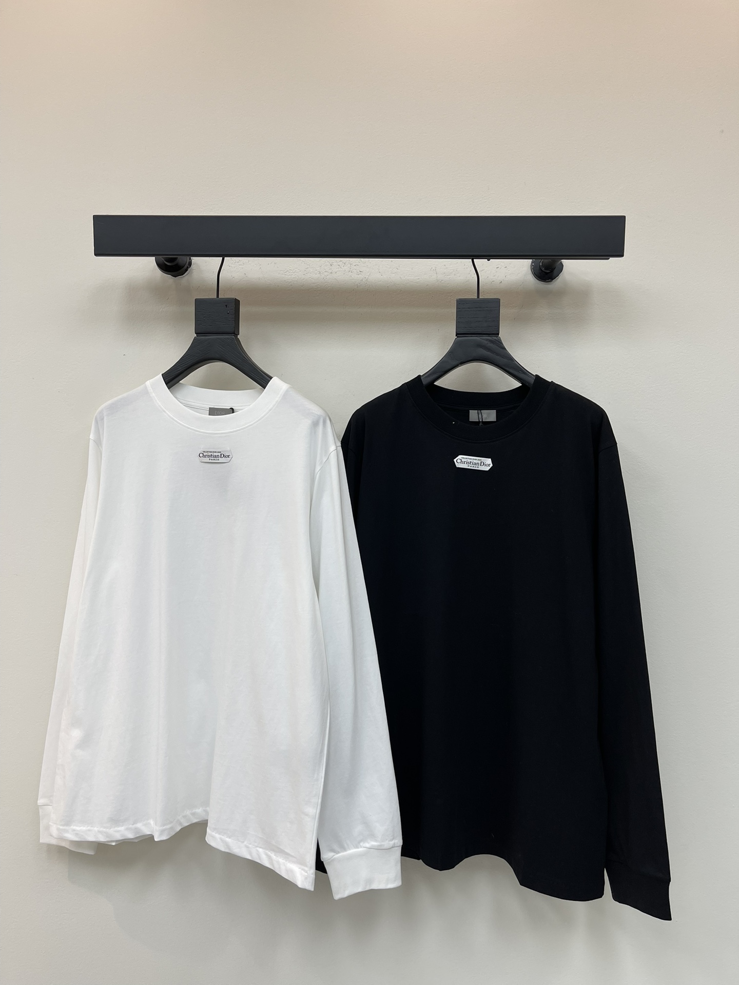 NO:486506,Dio*25 early autumn new round neck patch letter sweatshirt long sleeve T custom YB native cotton material breathable, comfortable and stylish round neck pullover sweatshirt tailoring, oversized loose, iconic letter logo on chest, three-dimensional clinging style, full of brand high-end feeling, versatile, slim upper body, simple and not picky about body shape, enduring sweatshirt style, minimalist and casual style, a must-have fashion outfit for daily commuting, SML,,dior,versace,hoodie,sweatshirts,alexander wang19860909Dio*25早秋新款圆领贴布字母卫衣长袖T 定制YB原生全棉材质 穿搭透气 舒适有型 圆领套头卫衣剪裁 版型oversized宽松 胸前标志性字母徽标 立体贴布标风格 尽显品牌高级感 上身百搭显瘦 简约不挑身材 经久不衰的卫衣款式 尽显极简休闲风格 日常通勤必备时尚穿搭 SML,,dior,versace,hoodie,sweatshirts,alexander wang,Women's clothing