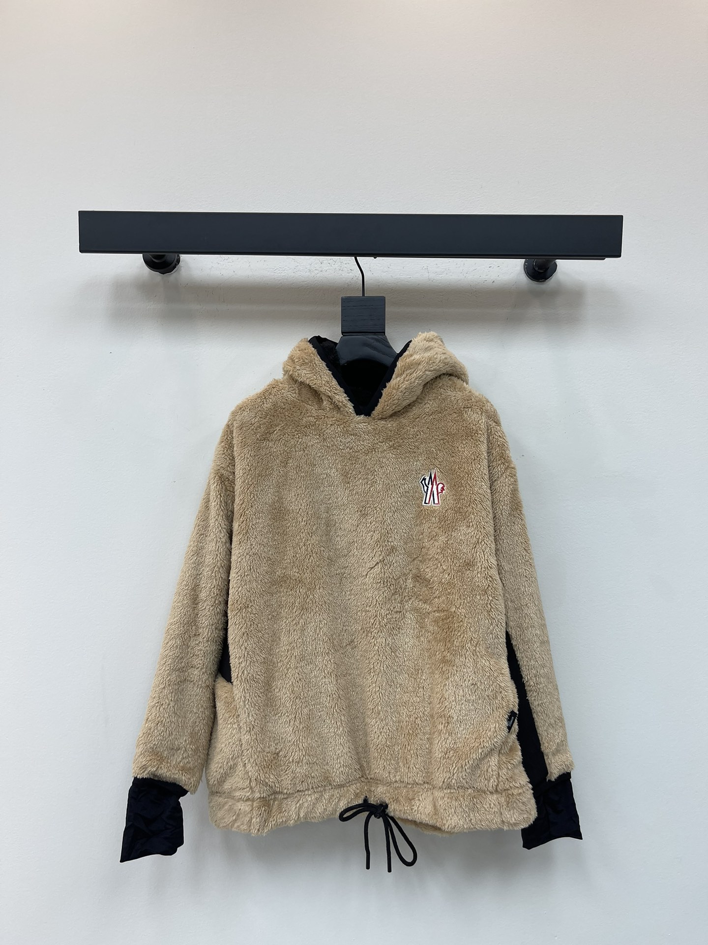 NO:486481,Moncle* 25 Autumn and Winter New Hooded Teddy Lambwool Pullover Sweat Jacket Customized YB Teddy Lambwool Material With sufficient wool, windproof and cold, lightweight to put on and take off Hooded plush pullover Sweatshirt tailoring Maillard colors fashionable and versatile, obvious outer particles, thick and warm, the iconic logo on the chest highlights the brand style Contrast threaded edging and drawstring details Add advanced colors to suit more wear occasions and personal styles Regular loose style Fashionable and inclusive versatile autumn and winter versatile texture Premium warm winter items SML, Moncler, hoodie, sweatshirts, jackets & coats, hats, alexander wang19860909Moncle*蒙口25秋冬新款连帽泰迪羊羔毛套头卫衣外套 定制YB泰迪羊羔绒材质 毛量充足 防风御寒 轻便穿脱 连帽毛绒套头卫衣剪裁 美拉德色系时髦百搭 外层颗粒明显羊羔绒材质 厚实保暖 胸前标志性徽标彰显品牌格调 撞色螺纹包边和抽绳细节 增添高级色彩 适配更多穿搭场合和个人风格 常规宽松版型 时尚包容 秋冬百搭好物 质感高级 入手不悔暖冬单品 SML,,Moncler,hoodie,sweatshirts,jackets & coats,hats,alexander wang,Women's clothing