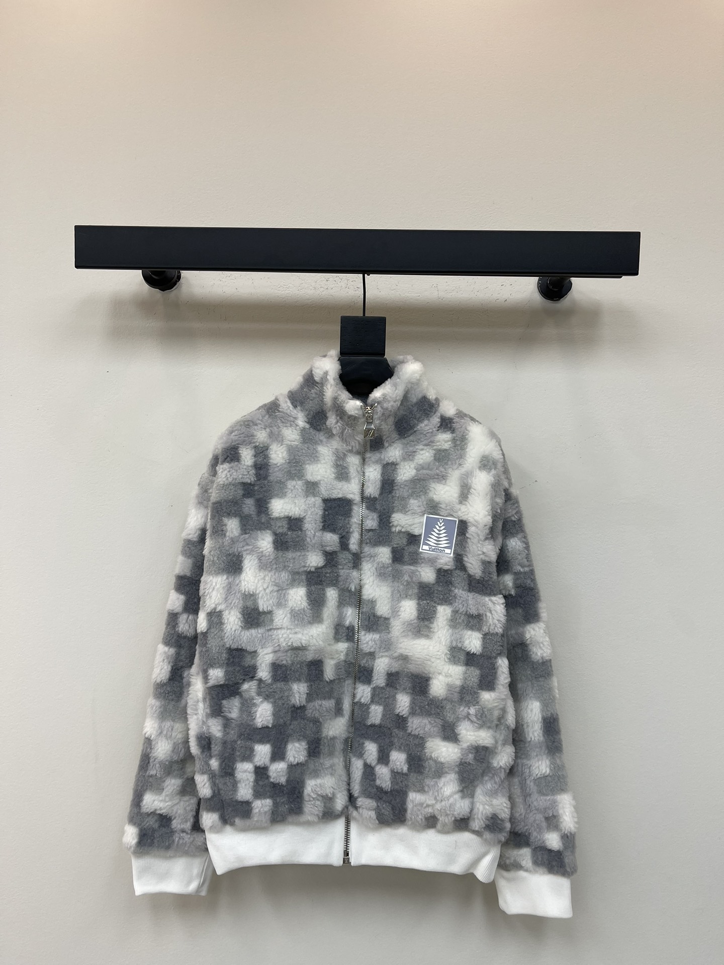 NO:486484,Louis Vuitto*25 autumn and winter new chessboard tidy lamb fur zipper jacket, a single style, a must-have for temperament goddess, customized rubber patch decoration, full of high-end feel, loose large version, practical and versatile, powerful to cover the flesh and make you look slimming!  Eternal classics are absolutely not to be missed. It is fashionable in capital with any style. It is extremely practical and has a perfect fit. It has a perfect score for comfort. SML,,louis vuitton,jackets & coats,alexander wang19860909Louis Vuitto*25秋冬新款棋盘格泰迪羊羔毛拉链外套 爆单款 气质女神必入  订制胶贴装饰 满满的高级感 宽松大版 实用百搭 ,实力遮肉显瘦！永恒经典是绝对不可错过的 搭配任何风格都是大写的时髦 实穿度极高 舒适度满分 SML,,louis vuitton,jackets & coats,alexander wang,Women's clothing