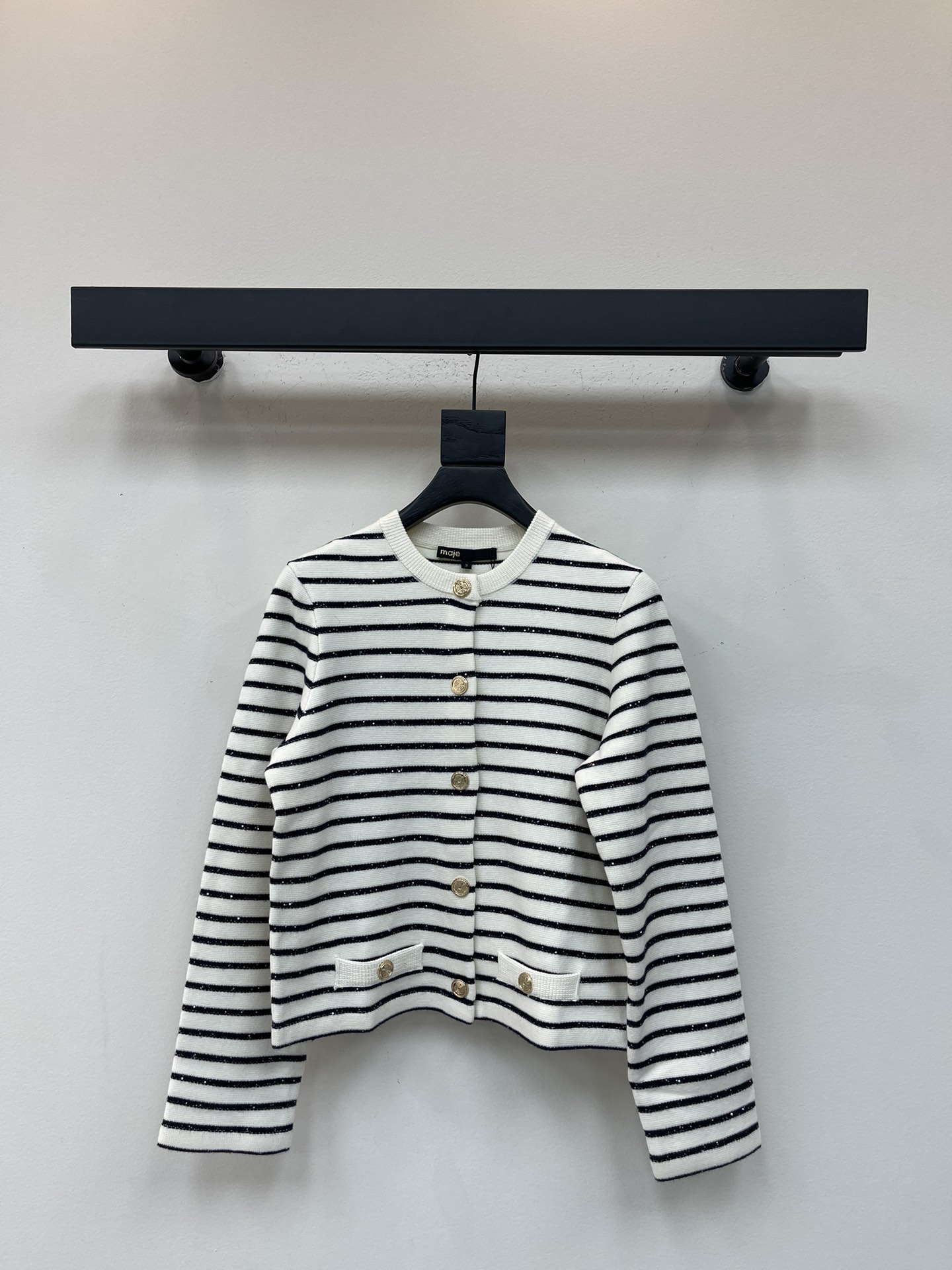 NO:486490,Maje*25 early autumn new bead striped knitted long-sleeved cardigan custom YB wool yarn wool yarn woven high texture, elastic and comfortable round neck knitted cardigan cut beautify the proportion of head and shoulders, round buckle printed flowers on the front closure, black and white stripes intertwined, bead pieces are integrated, presenting a gorgeous style, regular shoulder style, fashionable and slimming, easy to control when traveling or gatherings, SML, alexander wang19860909Maje*25早秋新款珠片条纹针织长袖开衫 定制YB羊毛纱线织造 质感高级 弹力舒适 圆领针织开衫剪裁 美化头肩比例更显瘦 前襟印刻花朵圆扣 通体黑白条纹线条交错相织 珠片融入 呈现华丽风格 常规正肩版型 时髦显瘦 日常出行或聚会轻松驾驭 SML,,alexander wang,Women's clothing