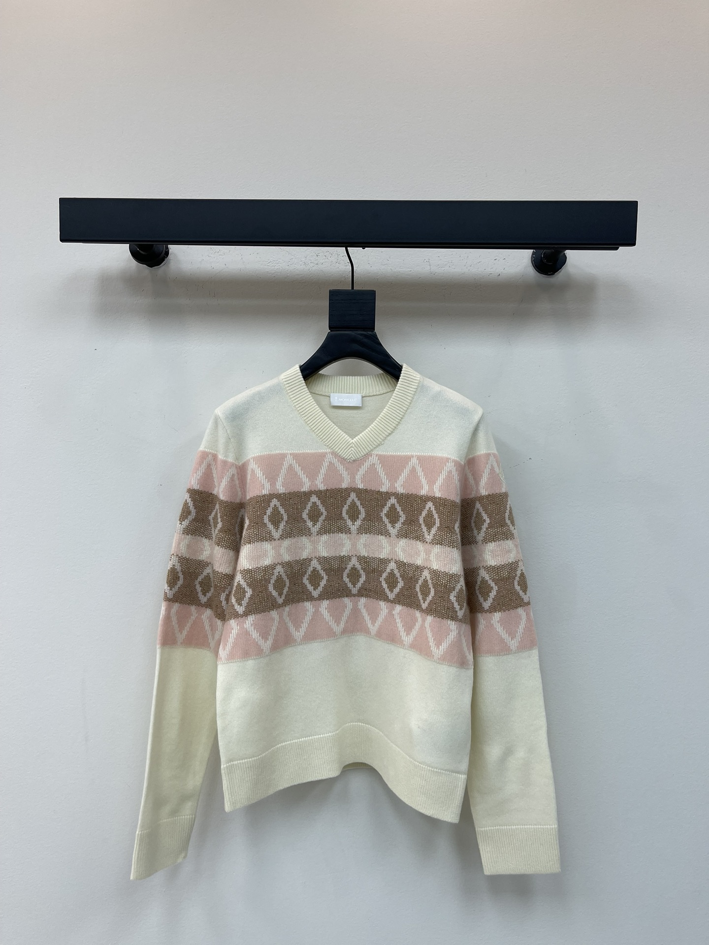 NO:486494,Moncle* 25 early autumn new diamond jacquard jacquard pullover knit sweater custom YB wool yarn fabric material soft and glutinous, high-end and warm, style full with one click V-neck pullover sweater style, collar cuff thread pit strip design elegant and relaxed, large chest extends to two-sleeved arms, pink and brown striped diamond jacquard decoration, overall shape is high-end and fashionable, positioning outlines to create the brand's exclusive trend style, adding a styling to the conventional and versatile style, full of fashion outfits SML, Moncler, sweaters, alexander wang19860909Moncle*蒙口25早秋新款菱格提花套头针织毛衣 定制YB羊毛纱线织造 材质触感软糯 高级又温暖 格调一键拉满 V领套头毛衣版型 领边袖口螺纹坑条设计优雅松弛 大身胸前延伸至两袖手臂 以粉棕色系条纹菱格提花装饰 整体造型高级时髦 定位勾勒打造品牌专属潮流风格 为常规百搭款式增添造型感 穿搭洋气十足 SML,,Moncler,sweaters,alexander wang,Women's clothing