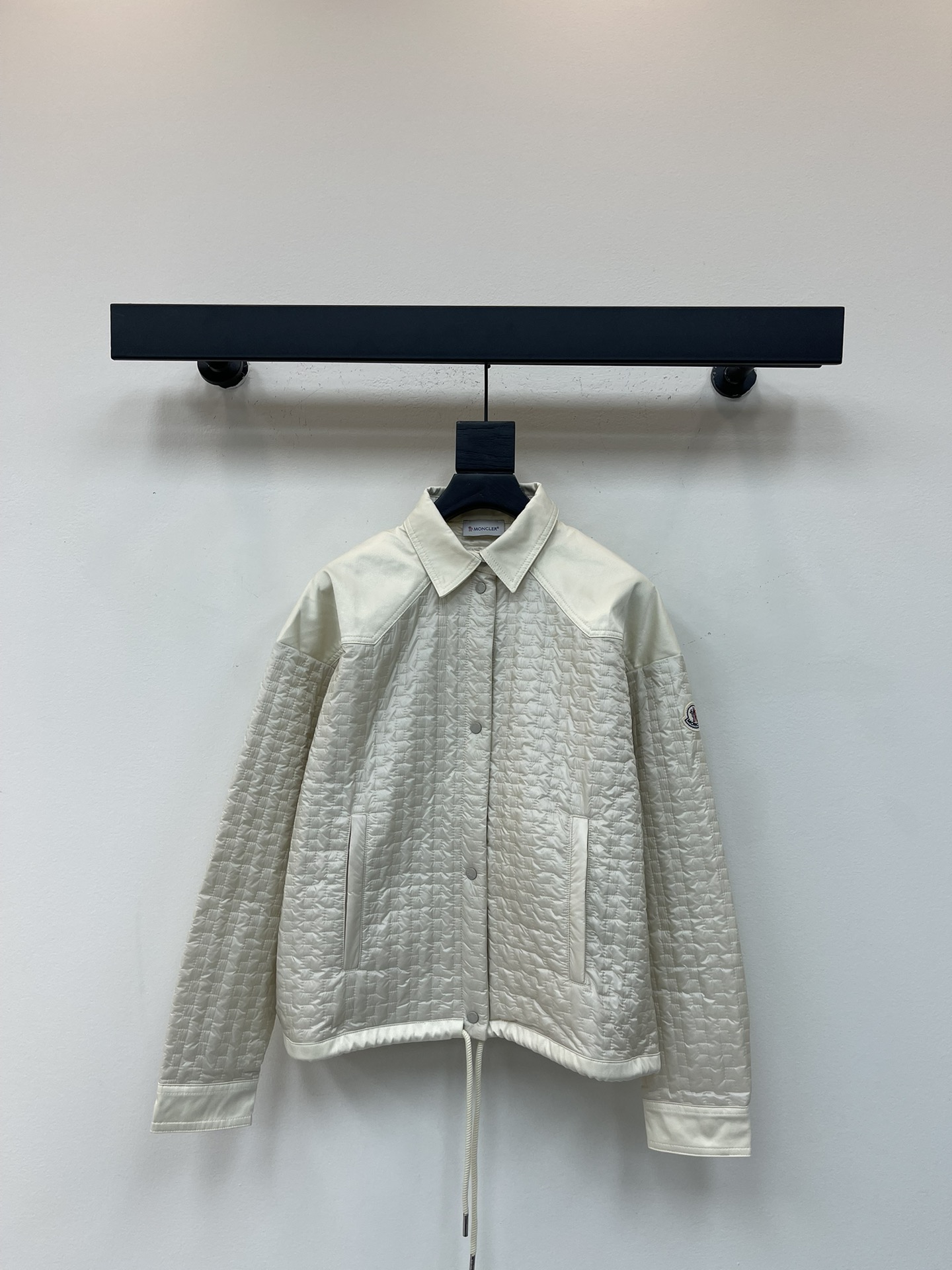 NO:486478,Moncle* 25-early autumn new diamond lapel down cotton jacket custom YB imported windproof and waterproof nylon material, its craftsmanship is restored, upgraded material, improve the function of autumn and winter cold resistance, down cotton filling the inner part, the whole piece is light and warm, the collar edge and shoulder splicing smooth fabric, collide with the large diamond embossing, the pockets are inserted into pockets to increase capacity, the design is rich and practical, the outer pockets of the arm are echoed, the iconic logo patches show the low-key and high-end feeling, the hem drawstrings can successfully show quality, get rid of dullness, integrate warmth and fashionable, high-end version SML,, Moncler, jackets & coats, down jacket, alexander wang19860909Moncle*蒙口25早秋新款菱格翻领羽绒棉服外套 定制YB进口防风防水尼龙材质 其工艺还原 升级材质 提升秋冬御寒功能 羽绒棉填充内里 整件轻盈保暖 领边两肩拼接光滑面料 与大身菱格压纹形成碰撞 插兜口袋暖手增大容量 设计丰富实用 手臂外侧口袋呼应 点缀标志性徽标贴布 彰显低调高级感 下摆抽绳装点细节就能成功展现品质 摆脱沉闷 集保暖与时髦一体 高版本 SML,,Moncler,jackets & coats,down jacket,alexander wang,Women's clothing