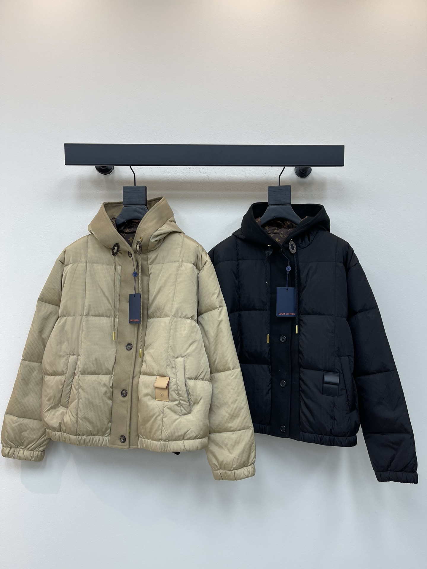 NO:486487,With dust bag Louis Vuitto*25 autumn and winter new hooded drawstring down jacket Customized YB imported windproof and waterproof nylon material Restored craftsmanship upgraded material Improved autumn and winter cold protection function White goose velvet fills the inner lining, the whole piece is light and warm, the hooded drawstring style The whole body is embossed with rectangular strips, oblique pocket hand warming hands to increase capacity, rich and practical design, one side with the iconic logo leather logo on the outside, highlighting the low-key and high-end feeling, the front closure connecting hat collar is decorated with dark edges in the same color, contrasting details can successfully show quality, get rid of dullness, integrate warmth and fashionable, velvet filling: white goose velvet filling standard: national standard 90 velvet high version 40-46,,louis vuitton, down jacket, hats, alexander wang19860909配防尘袋Louis Vuitto*25秋冬新款连帽抽绳羽绒服 定制YB进口防风防水尼龙材质 其工艺还原 升级材质 提升秋冬御寒功能 白鹅绒填充内里 整件轻盈保暖 连帽抽绳版型 通体采用长方条状压纹 斜插口袋暖手增大容量 设计丰富实用 单侧外侧点缀标志性徽标皮标 彰显低调高级感 前襟连接帽领边装点同色系深色包边 撞色细节就能成功展现品质 摆脱沉闷 集保暖与时髦一体 充绒物:白鹅绒 充绒标准:国标90绒 高版本 40-46,,louis vuitton,down jacket,hats,alexander wang,Women's clothing