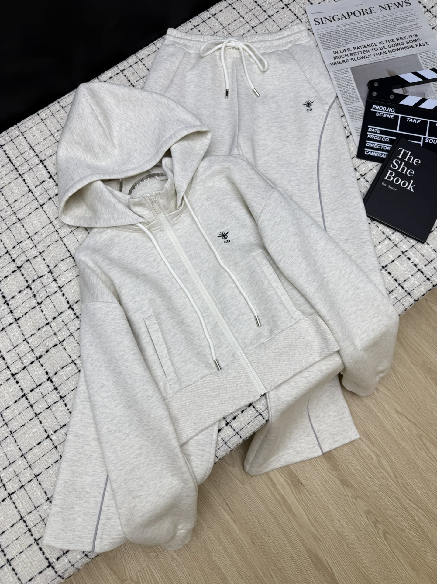 NO:484793,Recommended fashionable and casual Dio*25 new model hooded jacket + elastic waist casual pants Lazy guys fashionable matching color bundling design The visual feeling is huge and slim, it is very necessary to go out on the street every day. It is very easy to wear. A must-have for sports and casual. You can wear it alone or a set of matching. Texture online. Two-color SML, dior, jackets & coats, hats, alexander wang19860909时髦休闲推荐 Dio*25新款 连帽设计小外套+松紧腰休闲裤 懒人一套时髦搭配 撞色捆条设计 视觉感巨显瘦日常出街太需要了 非常好穿 运动休闲必备 可以单穿或者一套搭配都好看 质感在线 两色SML,,dior,jackets & coats,hats,alexander wang,Women's clothing