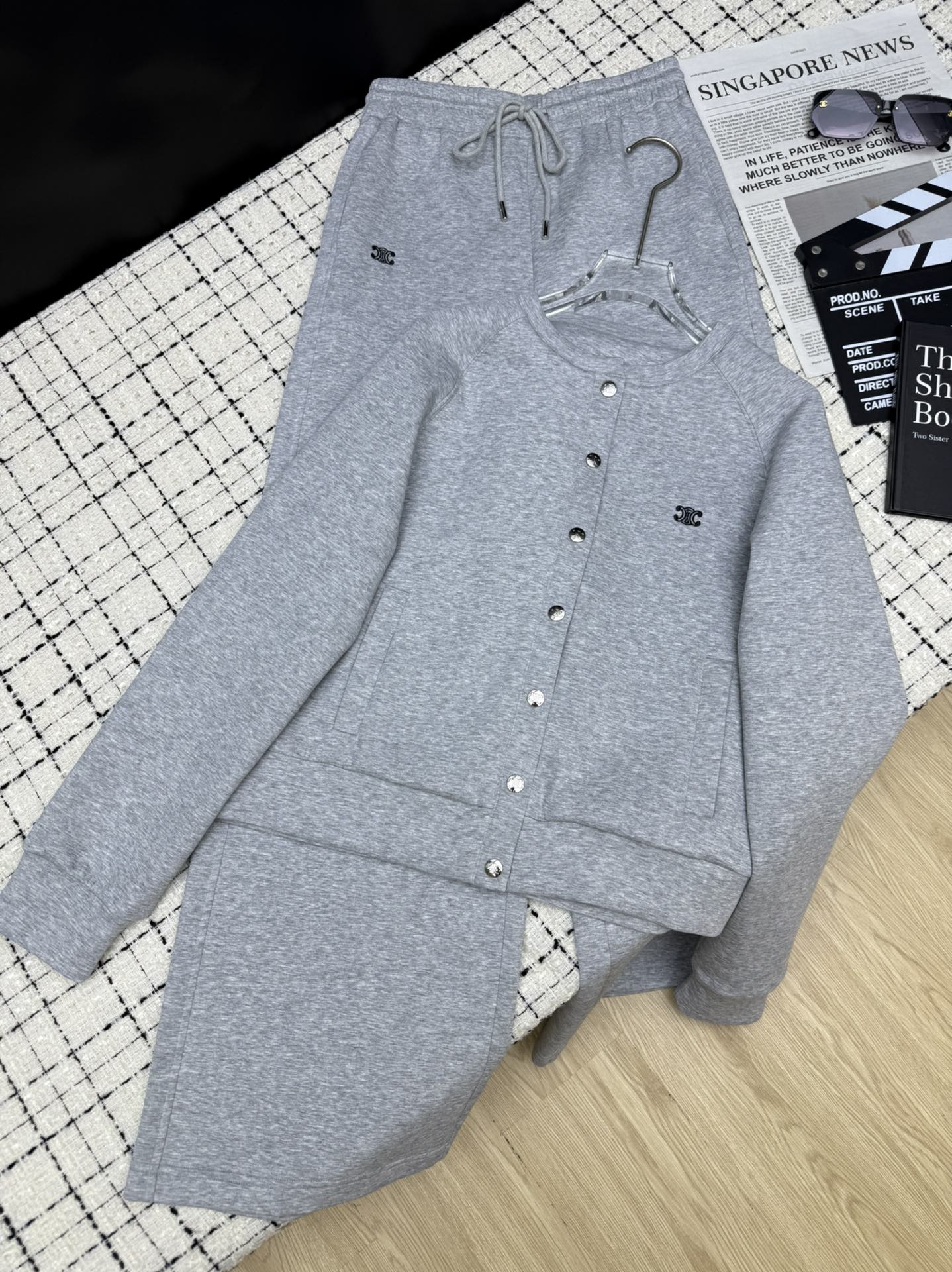 NO:484807,Daily casual style Celin*25 new style embroidery logo decorative casual suit A set of matching is free of worries. This flower is very gray and classic black. No matter how you wear it, you will never make mistakes. It is definitely a film-level one that can be worn without any brains. It is not picky at all. The neckline design is also very special. It is also very versatile when you match it separately. Two-color SML, celine, alexander wang19860909日常休闲款 Celin*25新款 刺绣logo装饰休闲套装 一套搭配出街无烦恼 这个花灰色很好看 经典黑色 怎么穿搭都不会出错 绝对是属于无脑穿就能出片级别的 完全不挑人 领口的设计也很特别 分开搭配也很百搭 两色SML,,celine,alexander wang,Women's clothing