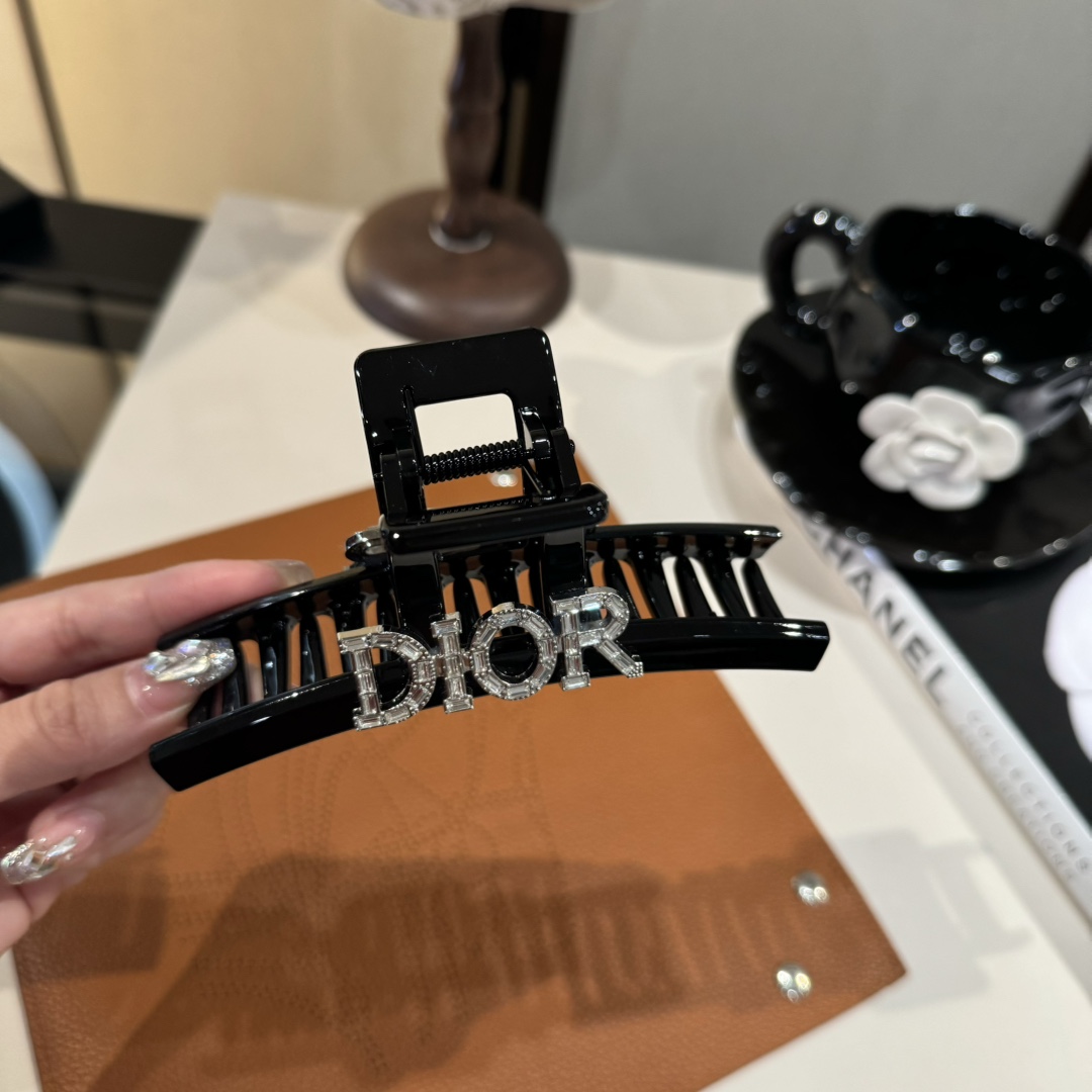 🆕

DIOR迪奥新款发夹