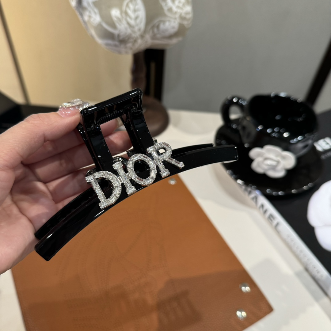 🆕

DIOR迪奥新款发夹