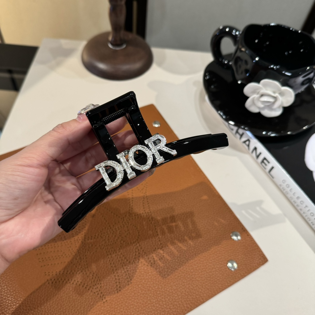 🆕

DIOR迪奥新款发夹