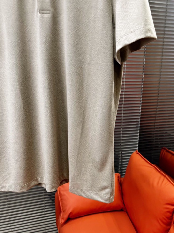 VERSACE 范思哲春夏新款首发最新款短袖翻领T恤Polo衫，设计前卫时尚！品牌重工艺长城纹提花工艺，