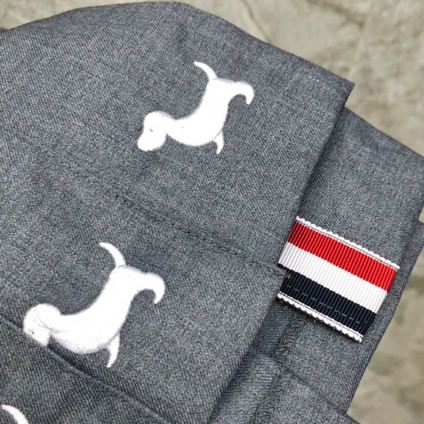 THOM BROWNE 汤姆布朗 TB🌺女款小狗刺绣半裙 可配套装，码数：0-3 颜色：灰、黑\n（下单