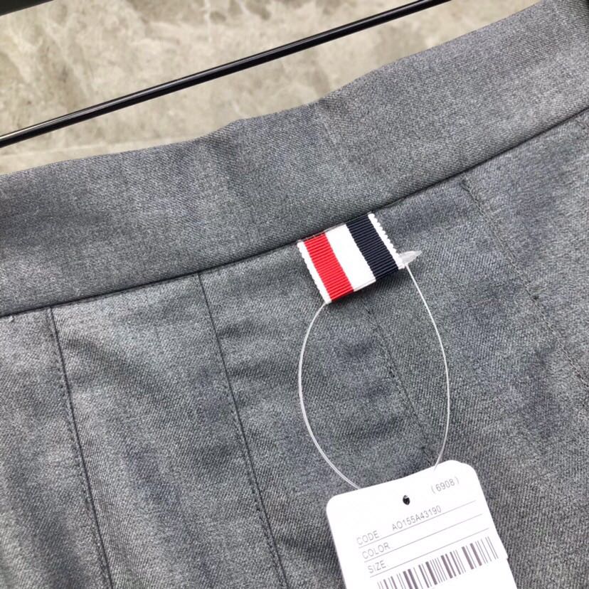 THOM BROWNE 汤姆布朗 TB🌺女款小狗刺绣半裙 可配套装，码数：0-3 颜色：灰、黑\n（下单