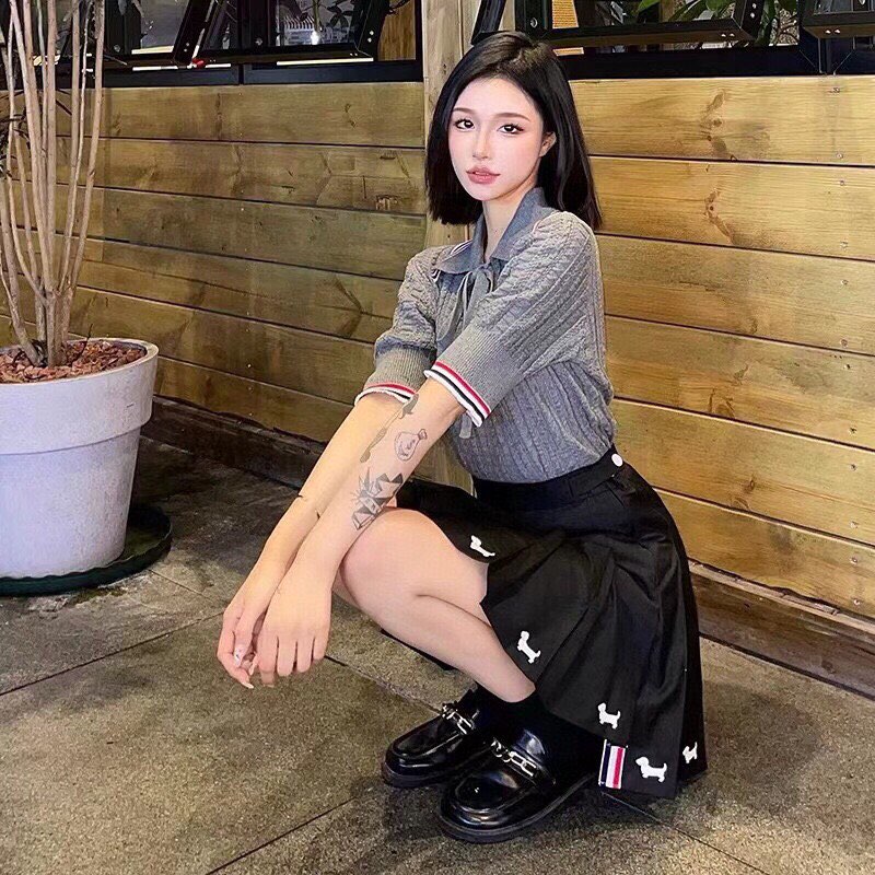 THOM BROWNE 汤姆布朗 TB🌺女款小狗刺绣半裙 码数：0-3 颜色：灰、黑\n（下单请报身高体