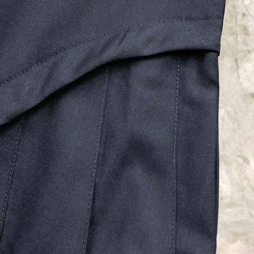 THOM BROWNE 汤姆布朗 TB 女款🌺不规则拼接半裙 \n码数：0-3 颜色：灰色、藏青色\n（