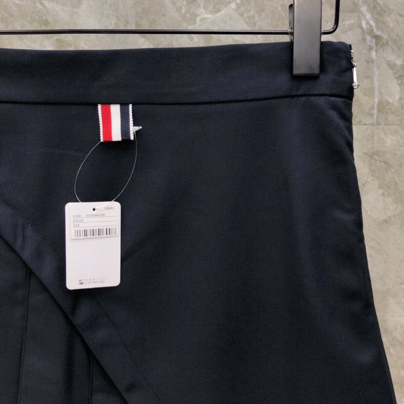 THOM BROWNE 汤姆布朗 TB 女款🌺不规则拼接半裙 \n码数：0-3 颜色：灰色、藏青色\n（