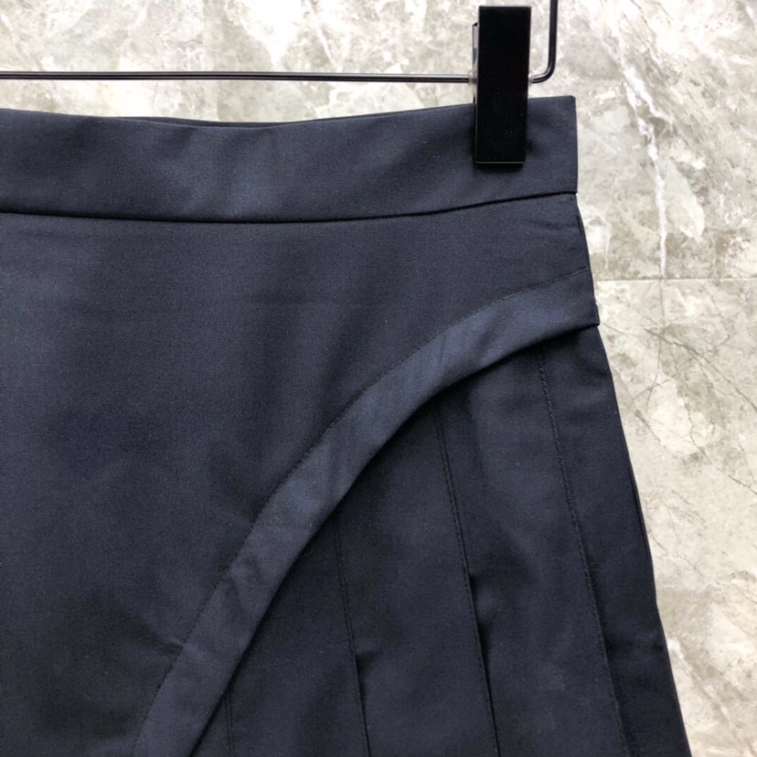THOM BROWNE 汤姆布朗 TB 女款🌺不规则拼接半裙 \n码数：0-3 颜色：灰色、藏青色\n（