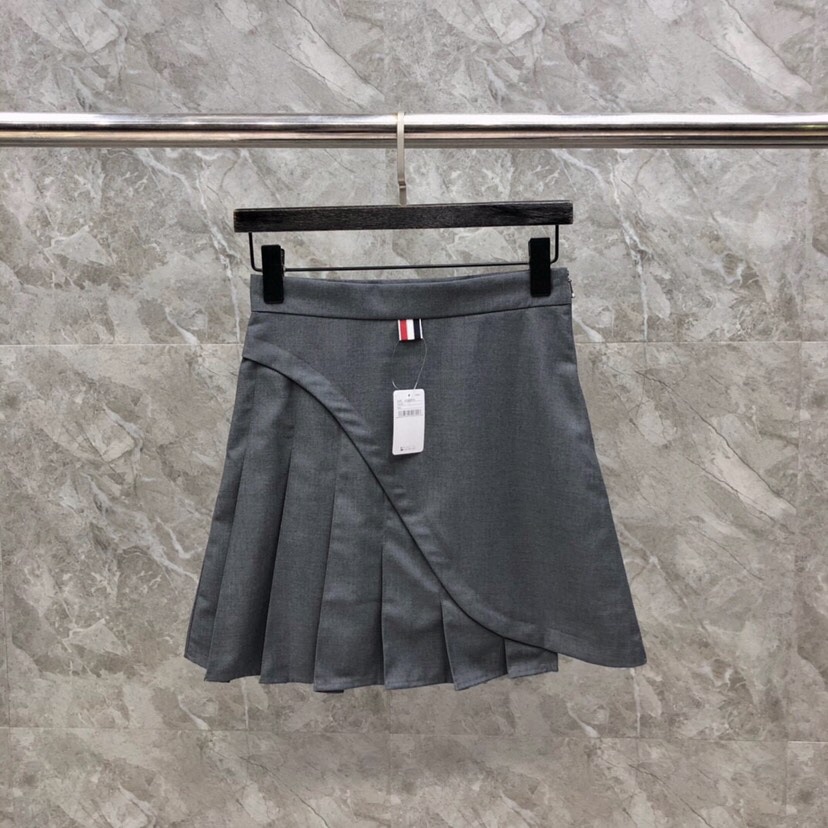 THOM BROWNE 汤姆布朗 TB 女款🌺不规则拼接半裙 \n码数：0-3 颜色：灰色、藏青色\n（