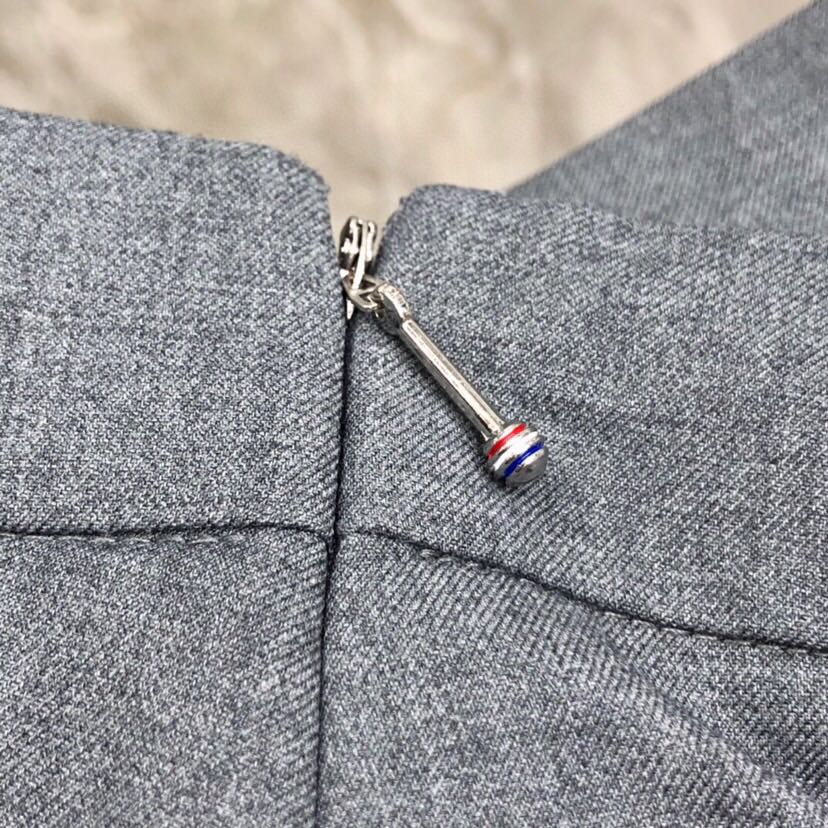 THOM BROWNE 汤姆布朗 TB 女款🌺不规则拼接半裙 \n码数：0-3 颜色：灰色、藏青色\n（