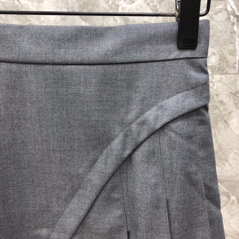 THOM BROWNE 汤姆布朗 TB 女款🌺不规则拼接半裙 \n码数：0-3 颜色：灰色、藏青色\n（