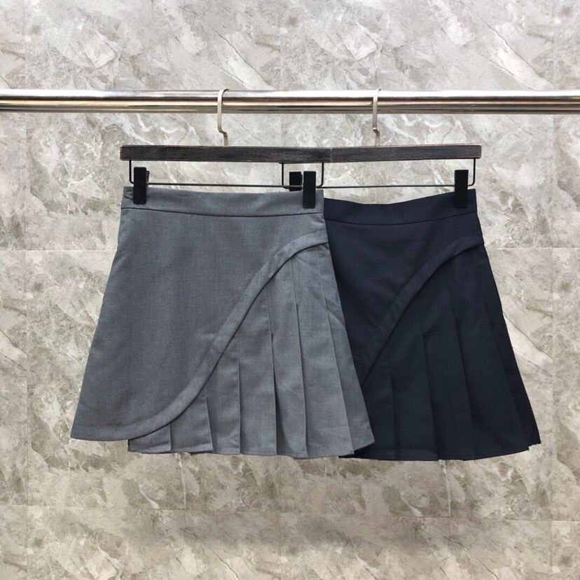 THOM BROWNE 汤姆布朗 TB 女款🌺不规则拼接半裙 \n码数：0-3 颜色：灰色、藏青色\n（